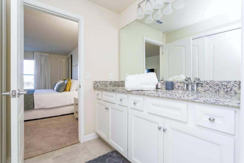 Modern TownHome 5 Beds 3 Kings Room Private Pool view 5