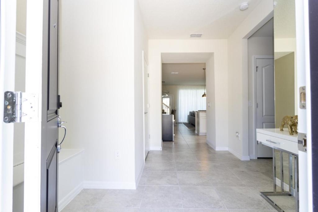 Modern TownHome 5 Beds 3 Kings Room Private Pool view 4
