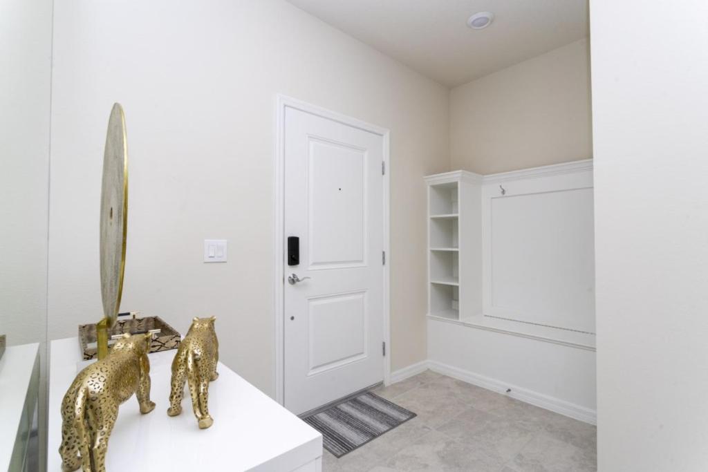 Modern TownHome 5 Beds 3 Kings Room Private Pool view 3