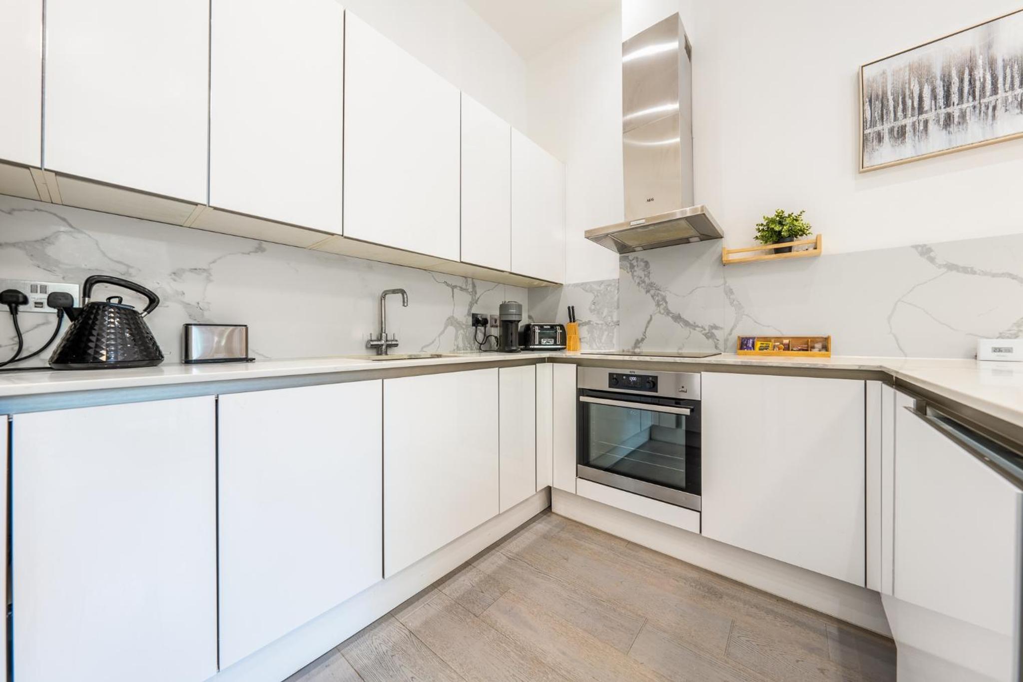 Modern 3 and 2 bedroom flat in central london with installed AC