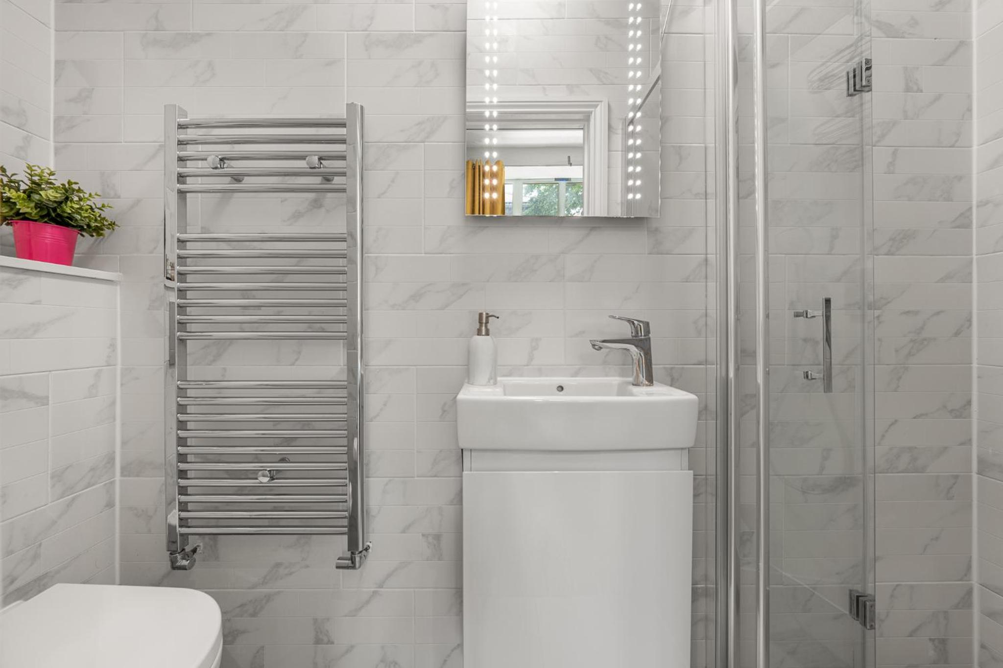Modern 3 and 2 bedroom flat in central london with installed AC