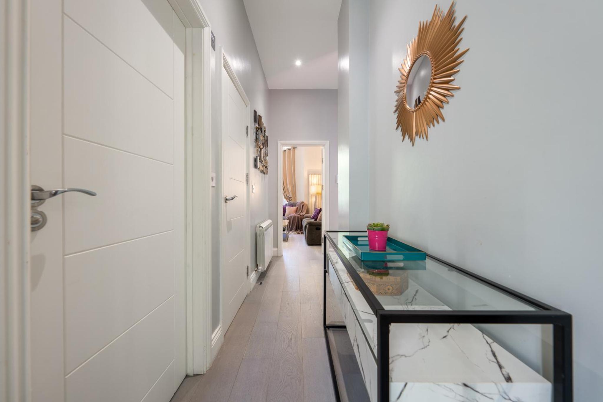 Modern 3 and 2 bedroom flat in central london with installed AC