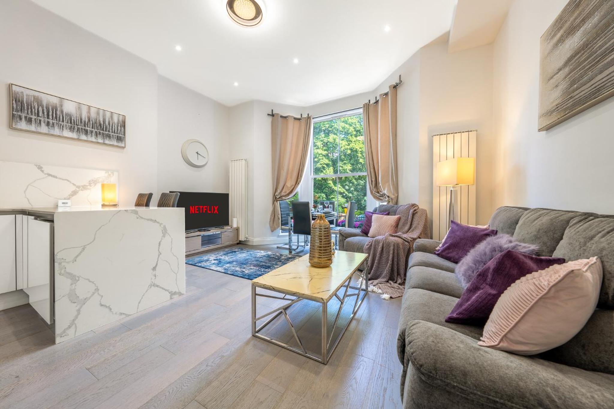 Modern 3 and 2 bedroom flat in central london with installed AC