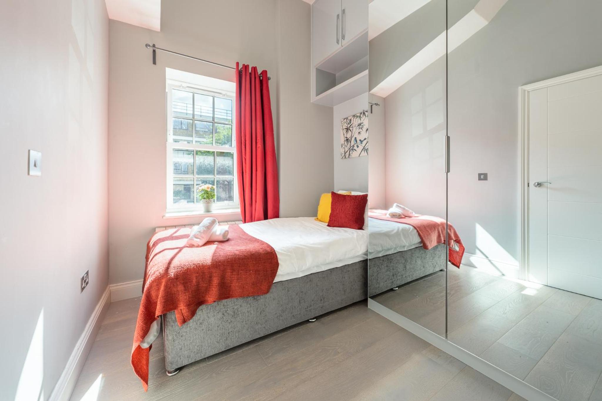 Modern 3 and 2 bedroom flat in central london with installed AC