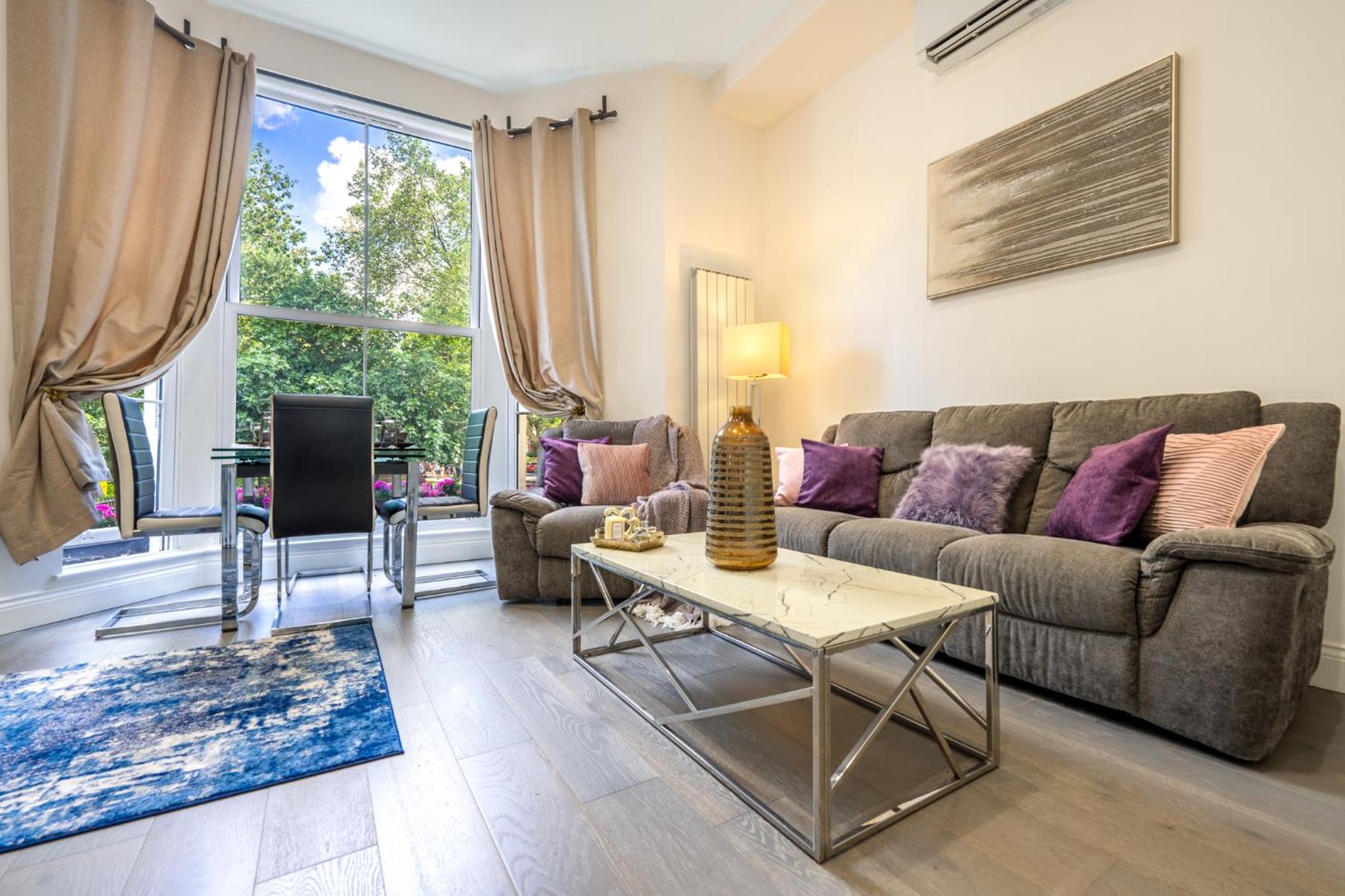 Modern 3 and 2 bedroom flat in central london with installed AC