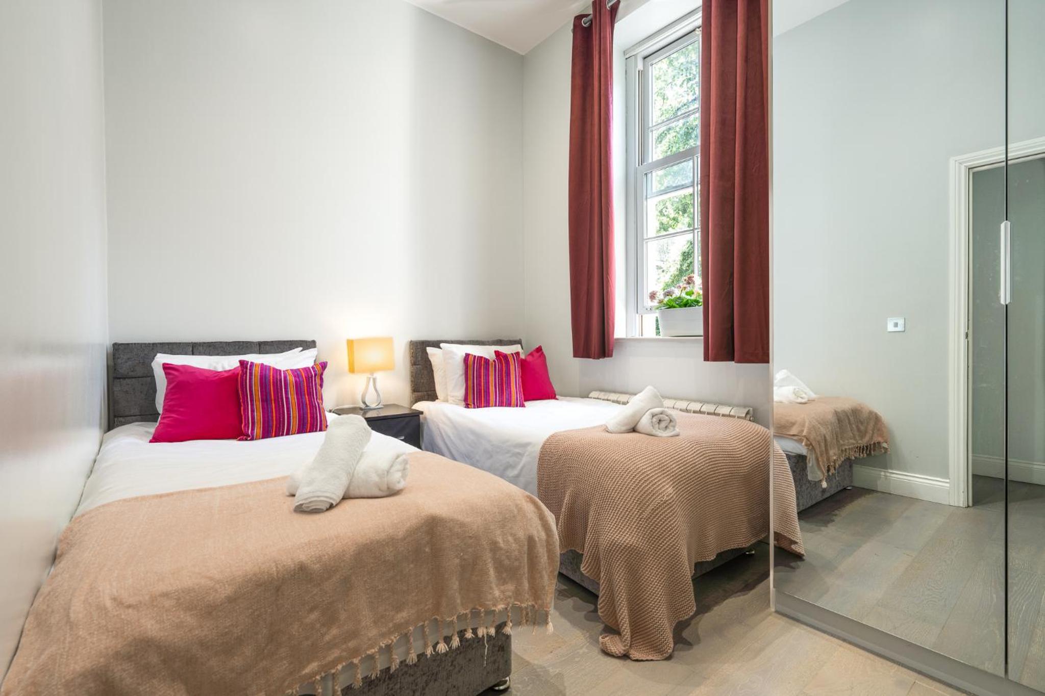 Modern 3 and 2 bedroom flat in central london with installed AC