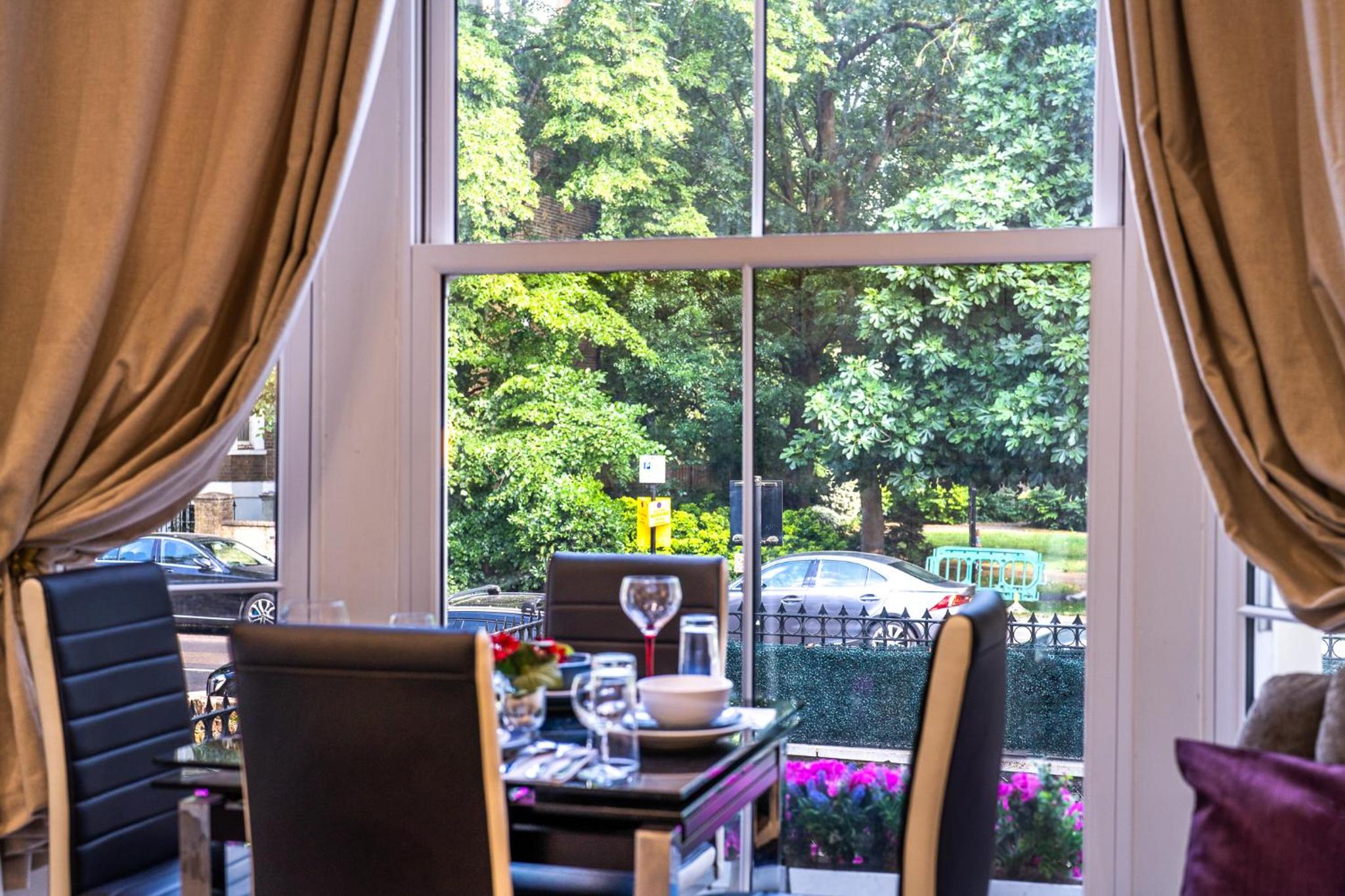 Modern 3 and 2 bedroom flat in central london with installed AC