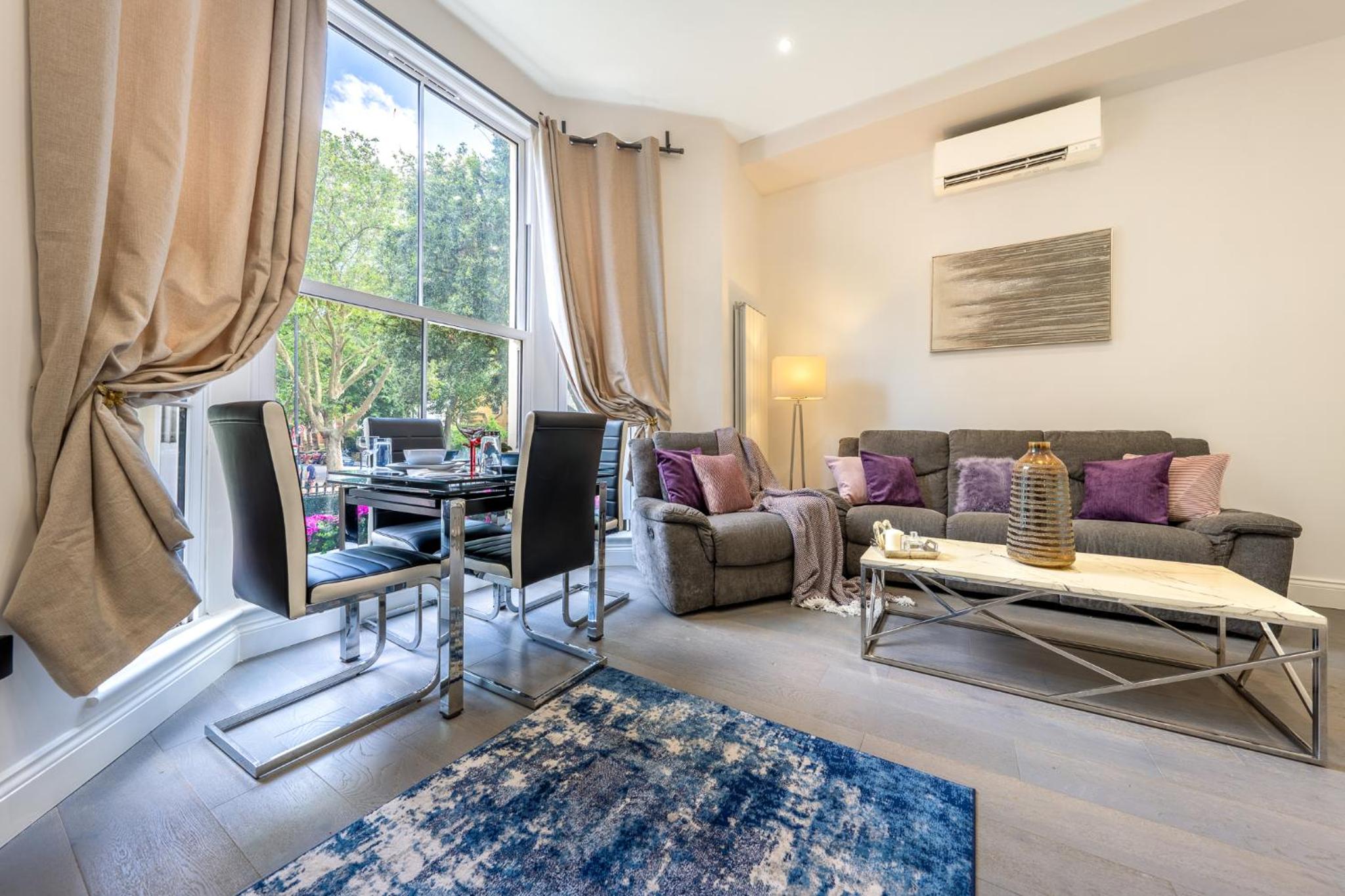 Modern 3 and 2 bedroom flat in central london with installed AC