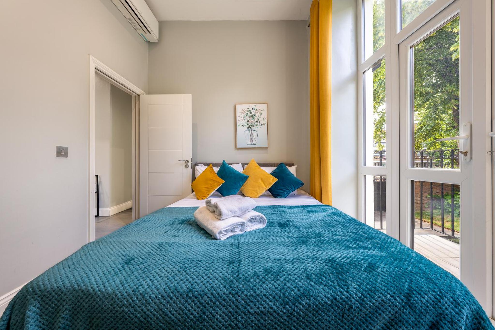 Modern 3 and 2 bedroom flat in central london with installed AC