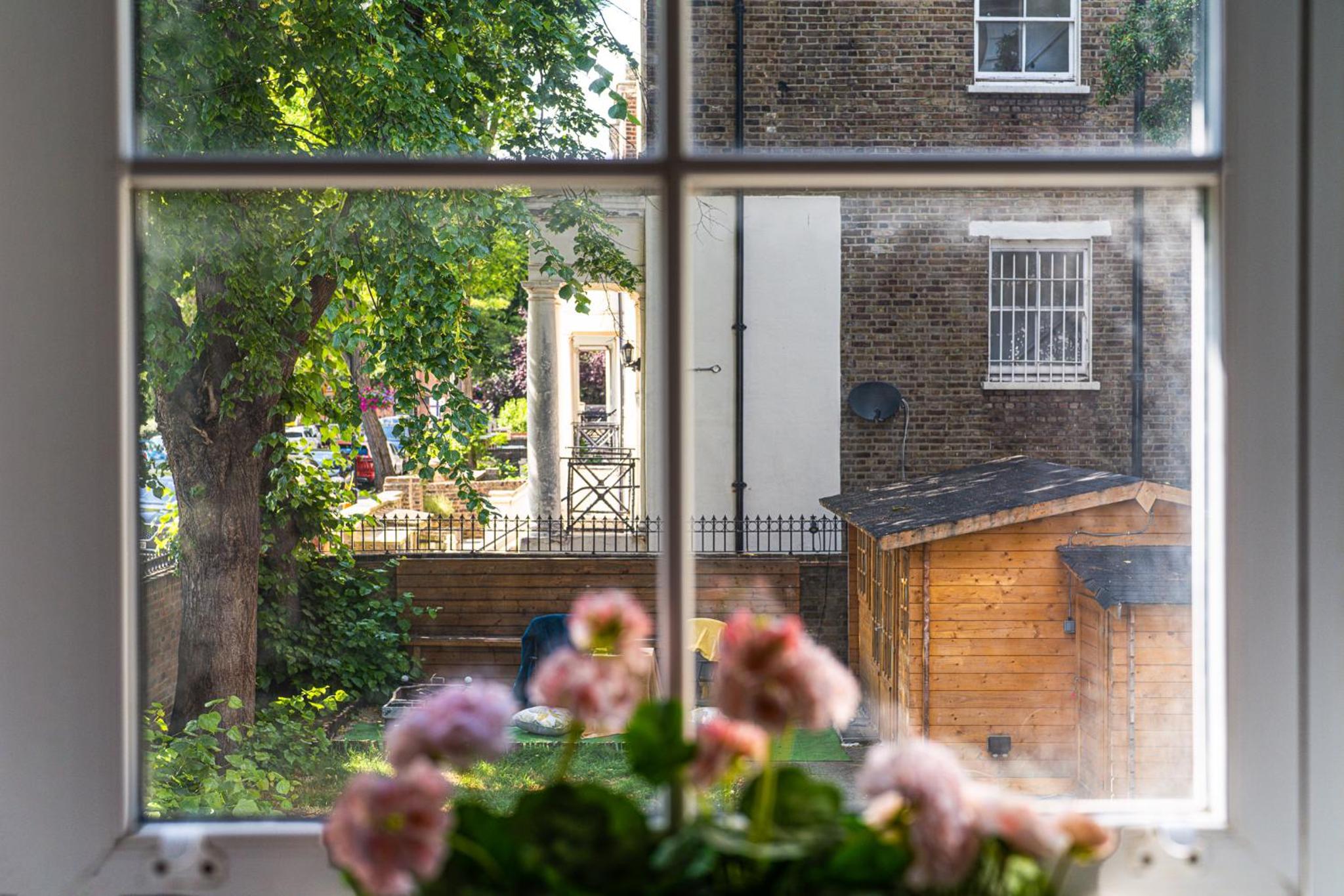 Modern 3 and 2 bedroom flat in central london with installed AC