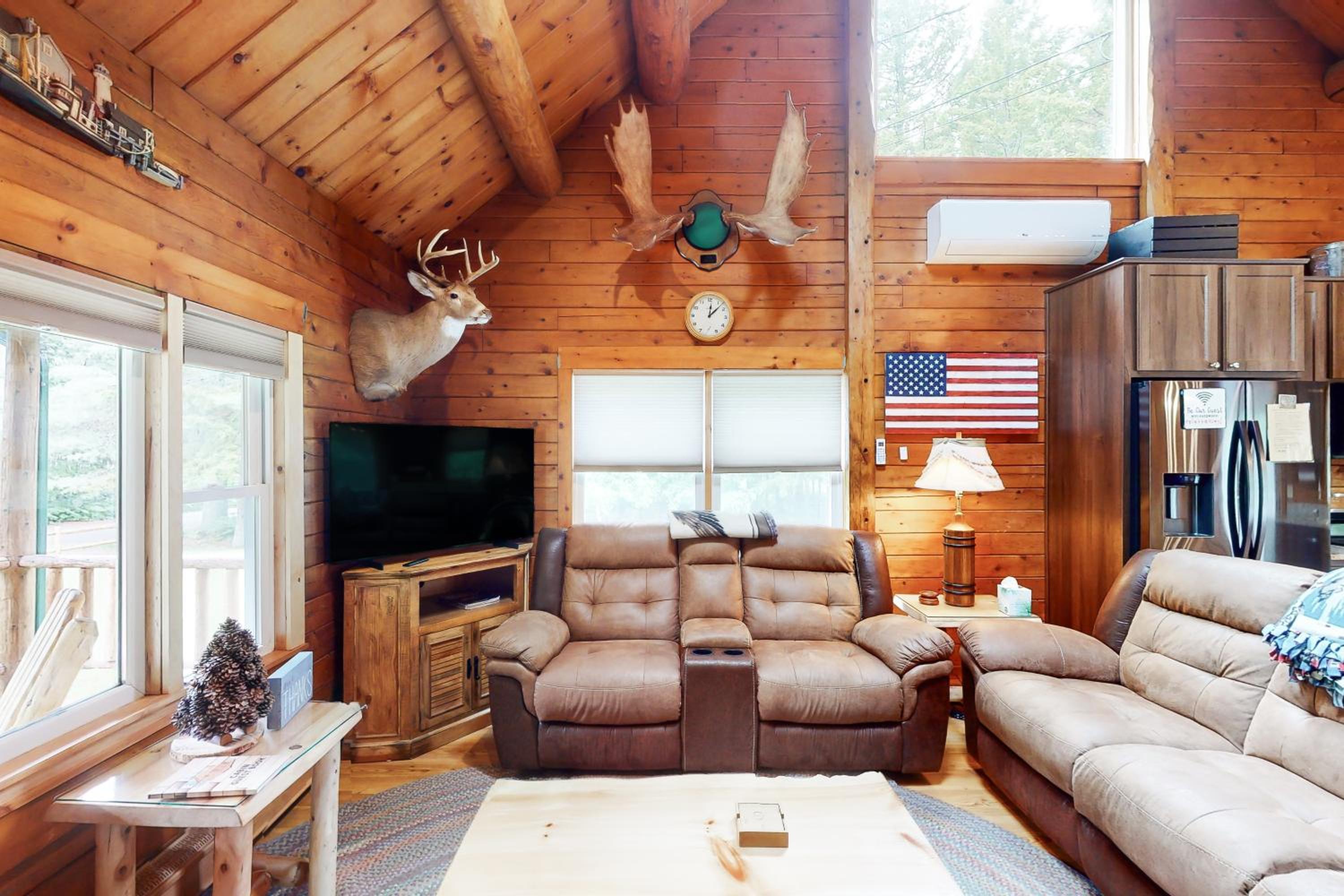 Relaxing 3BR | Fireplace | Deck | Fire Pit