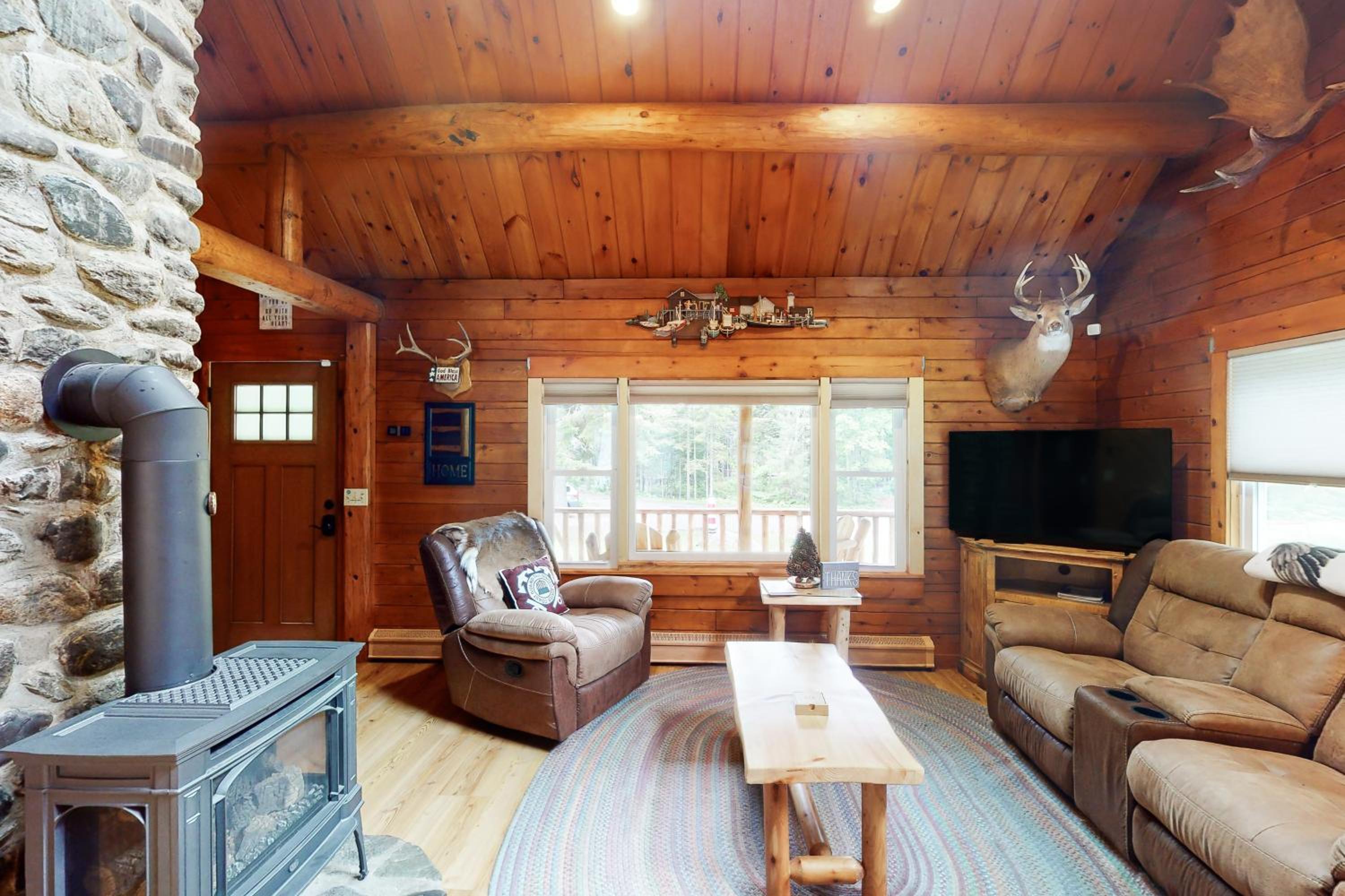 Relaxing 3BR | Fireplace | Deck | Fire Pit
