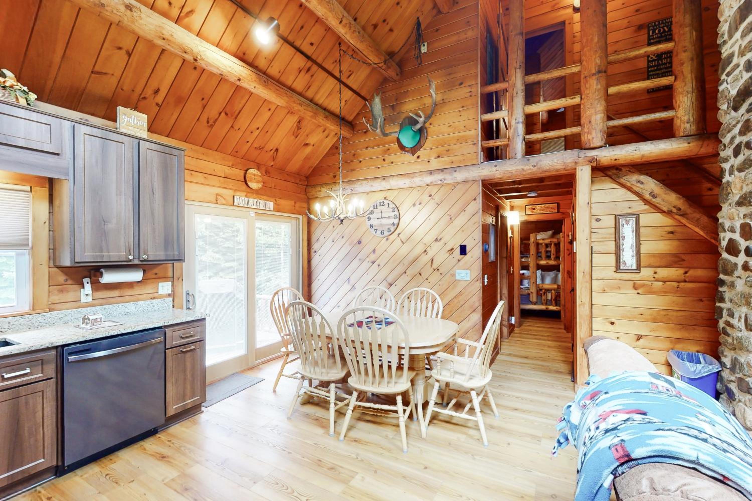 Relaxing 3BR | Fireplace | Deck | Fire Pit