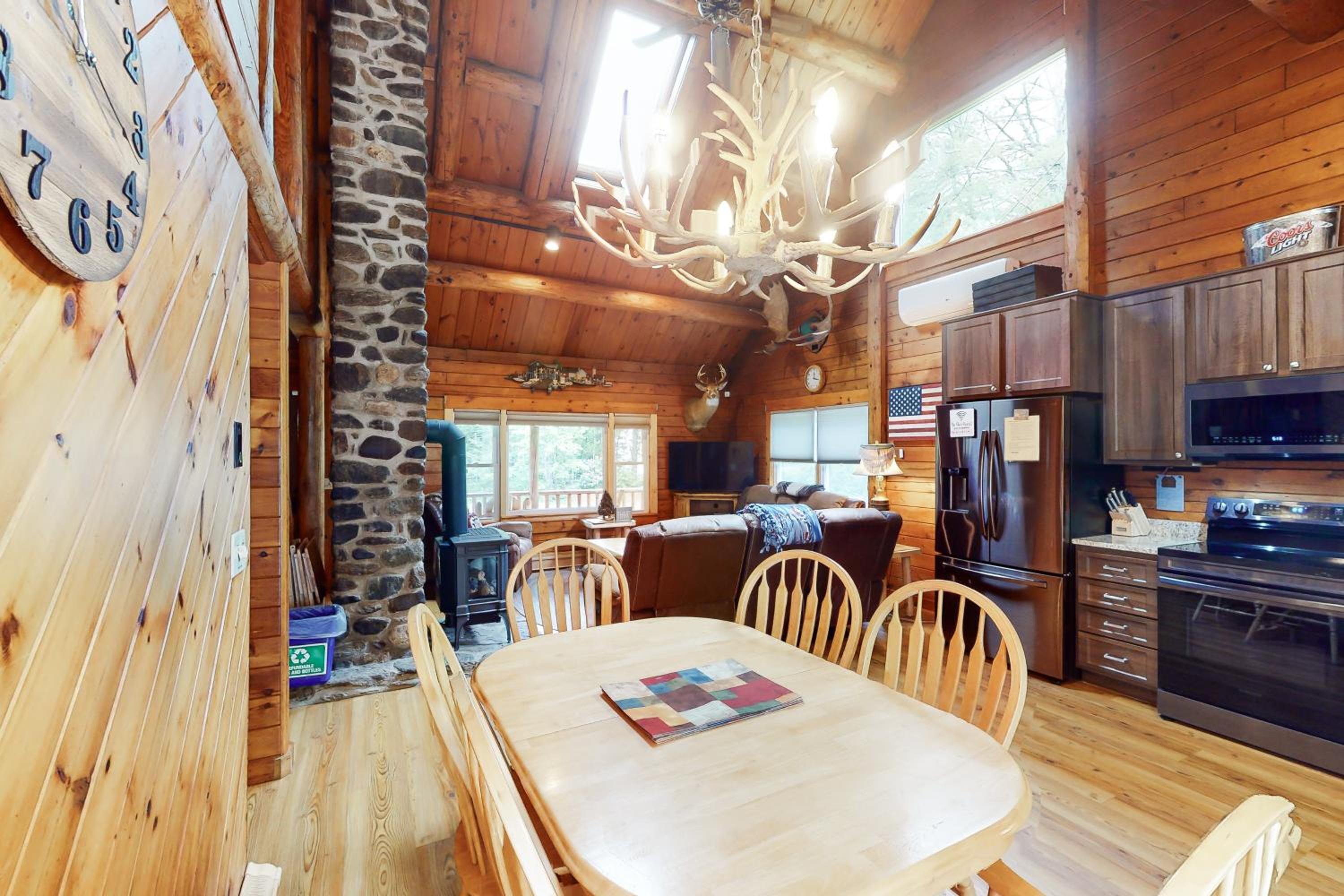 Relaxing 3BR | Fireplace | Deck | Fire Pit