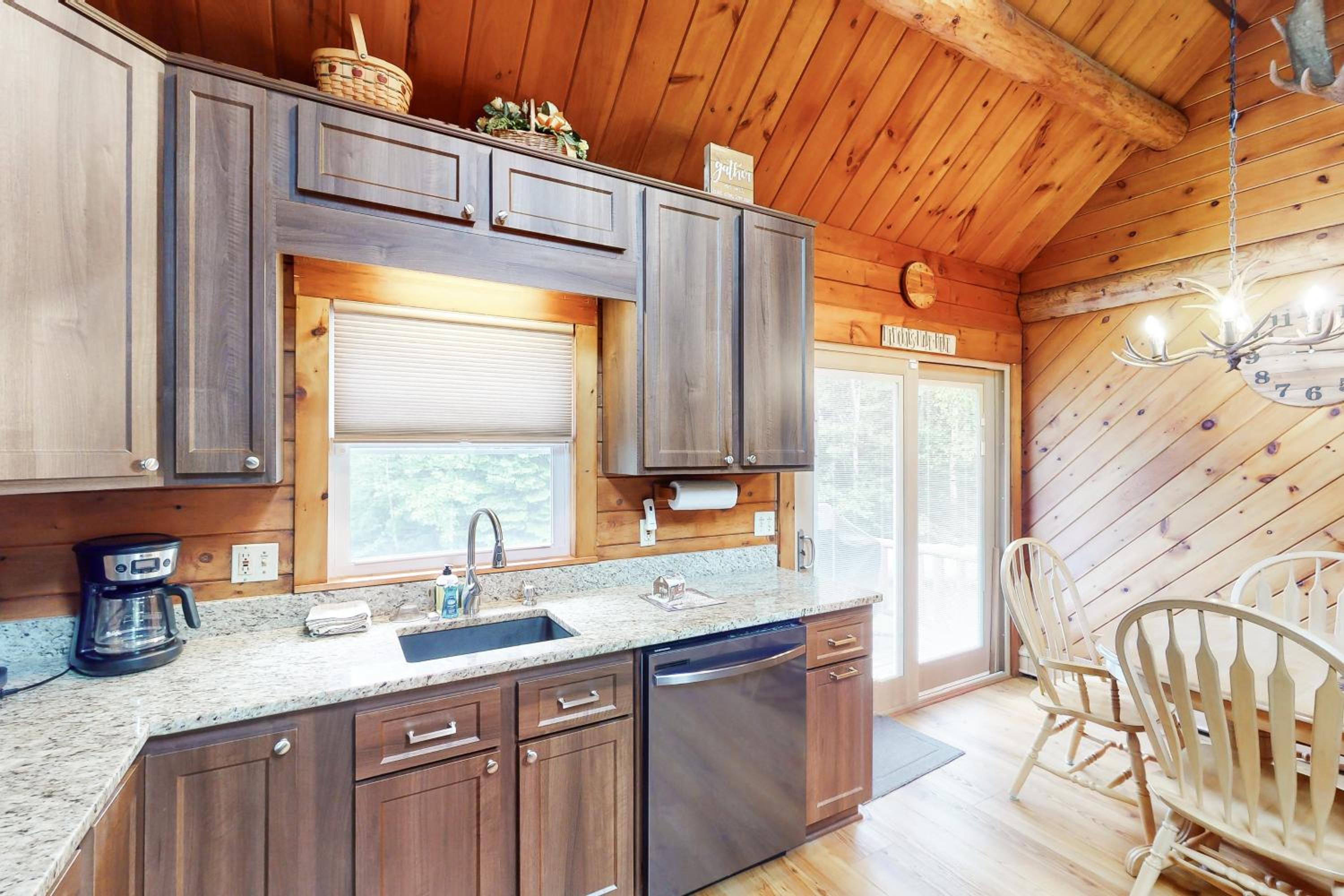 Relaxing 3BR | Fireplace | Deck | Fire Pit