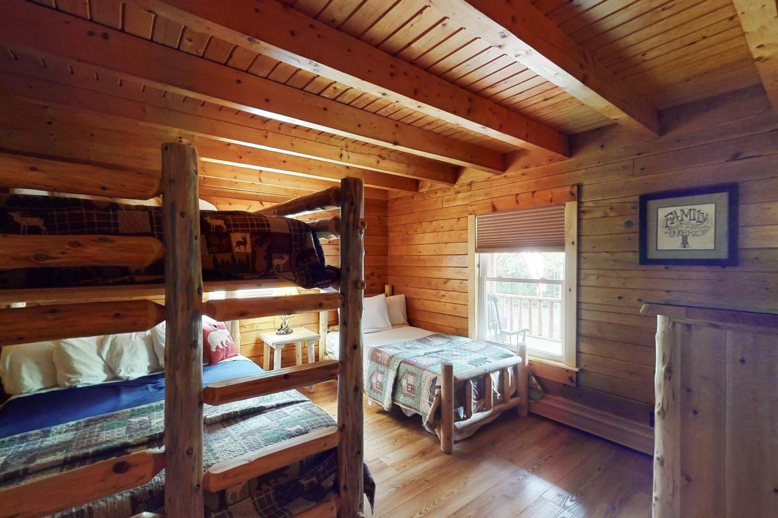 Relaxing 3BR | Fireplace | Deck | Fire Pit