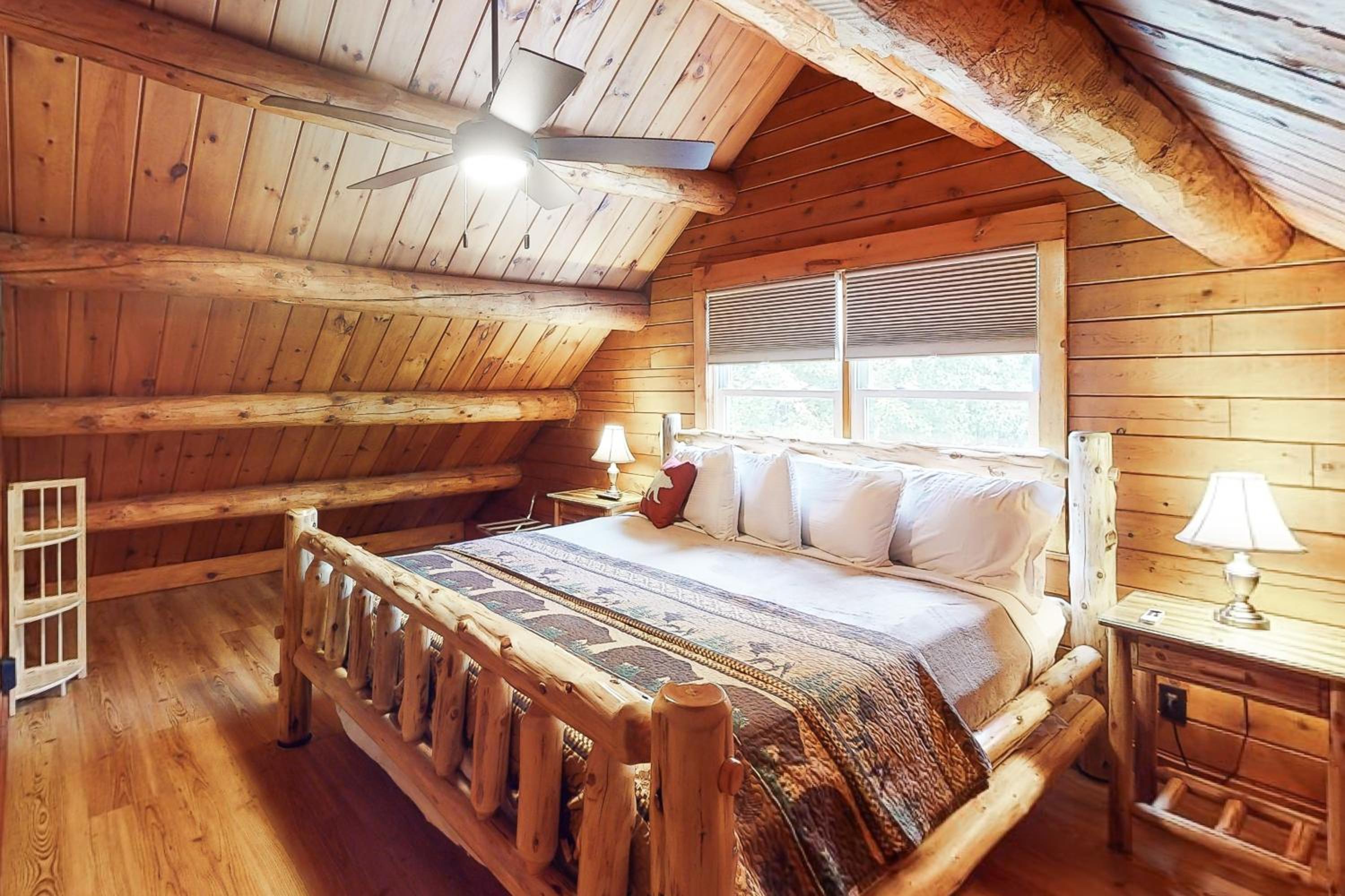 Relaxing 3BR | Fireplace | Deck | Fire Pit