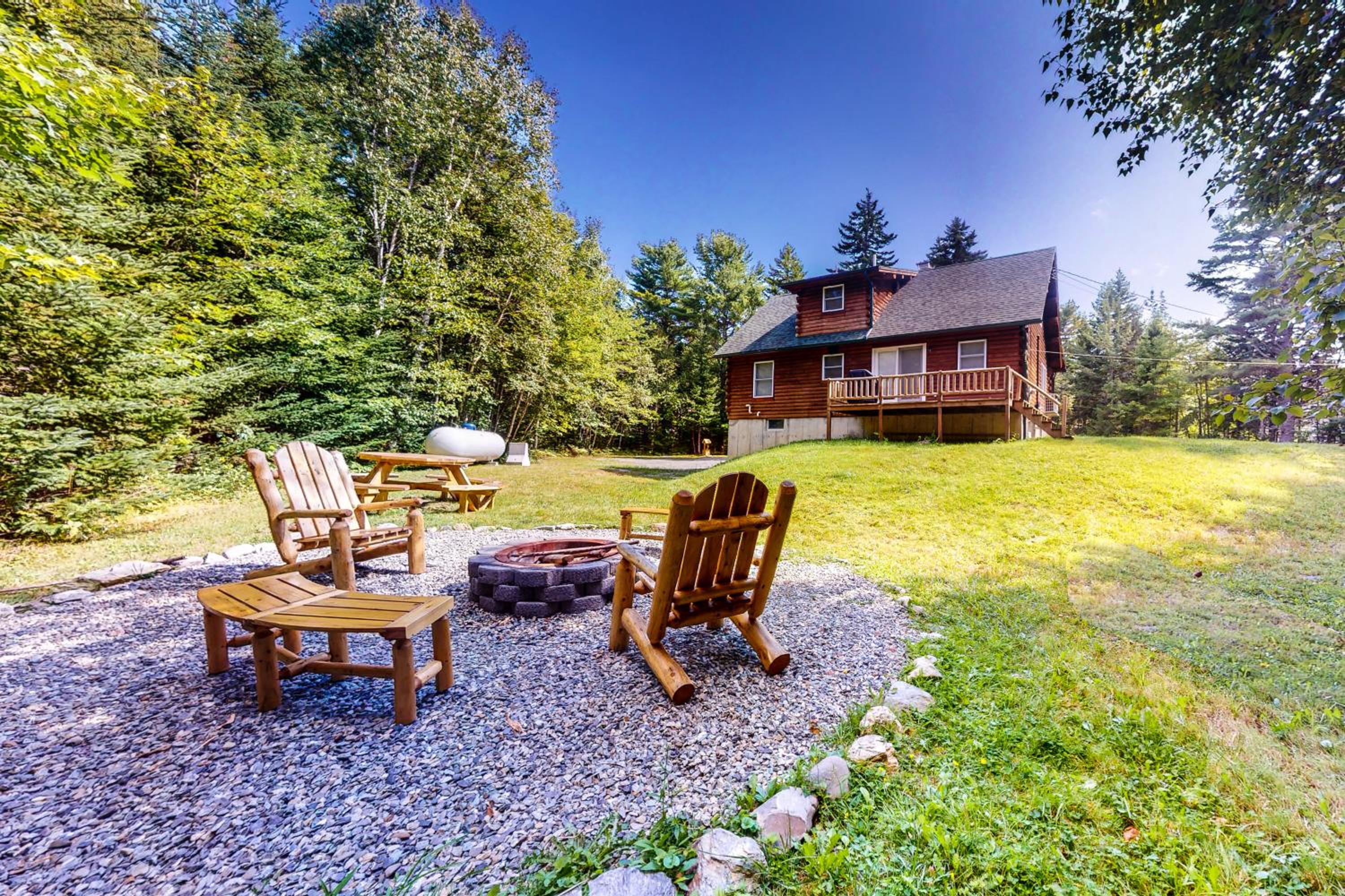 Relaxing 3BR | Fireplace | Deck | Fire Pit