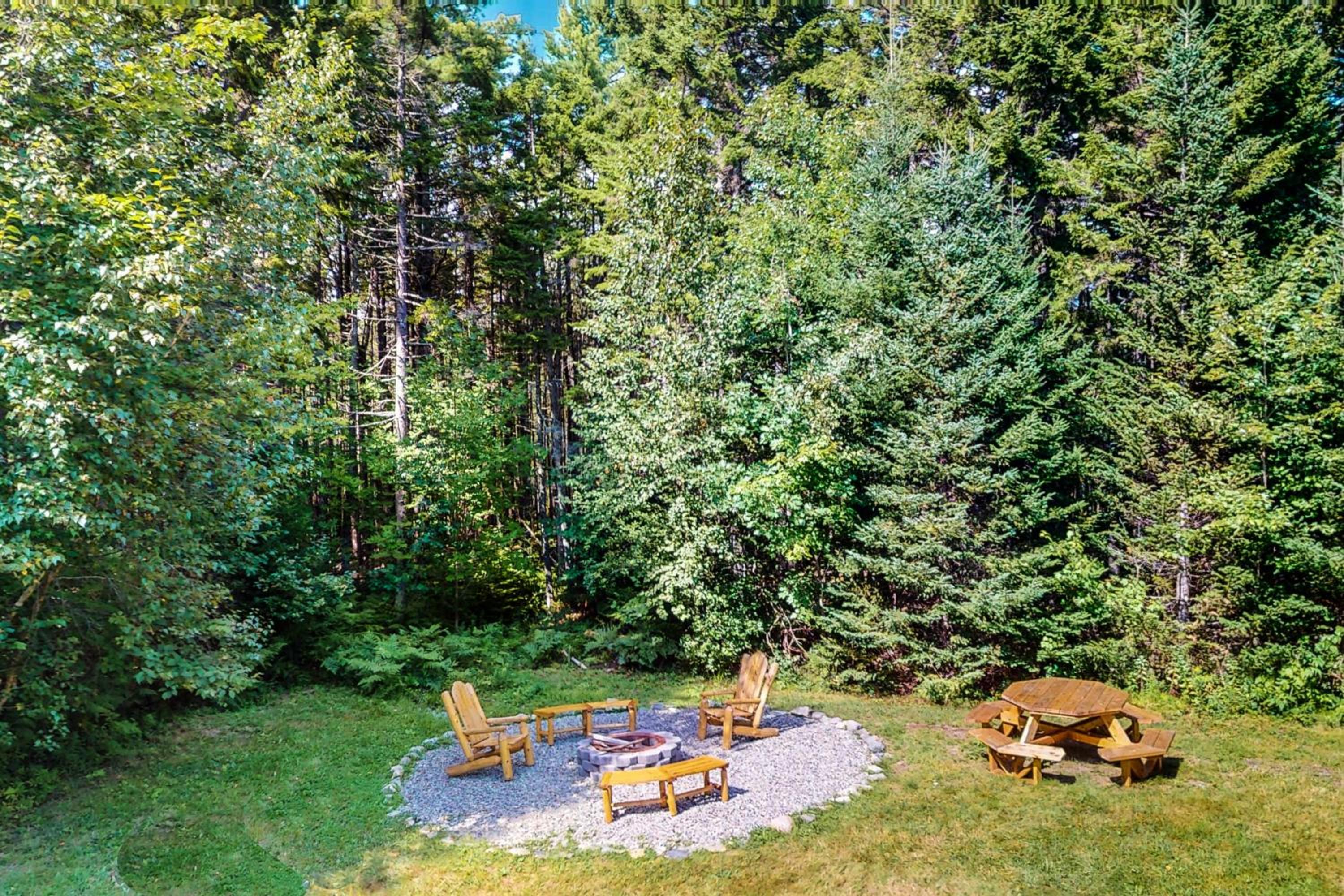 Relaxing 3BR | Fireplace | Deck | Fire Pit