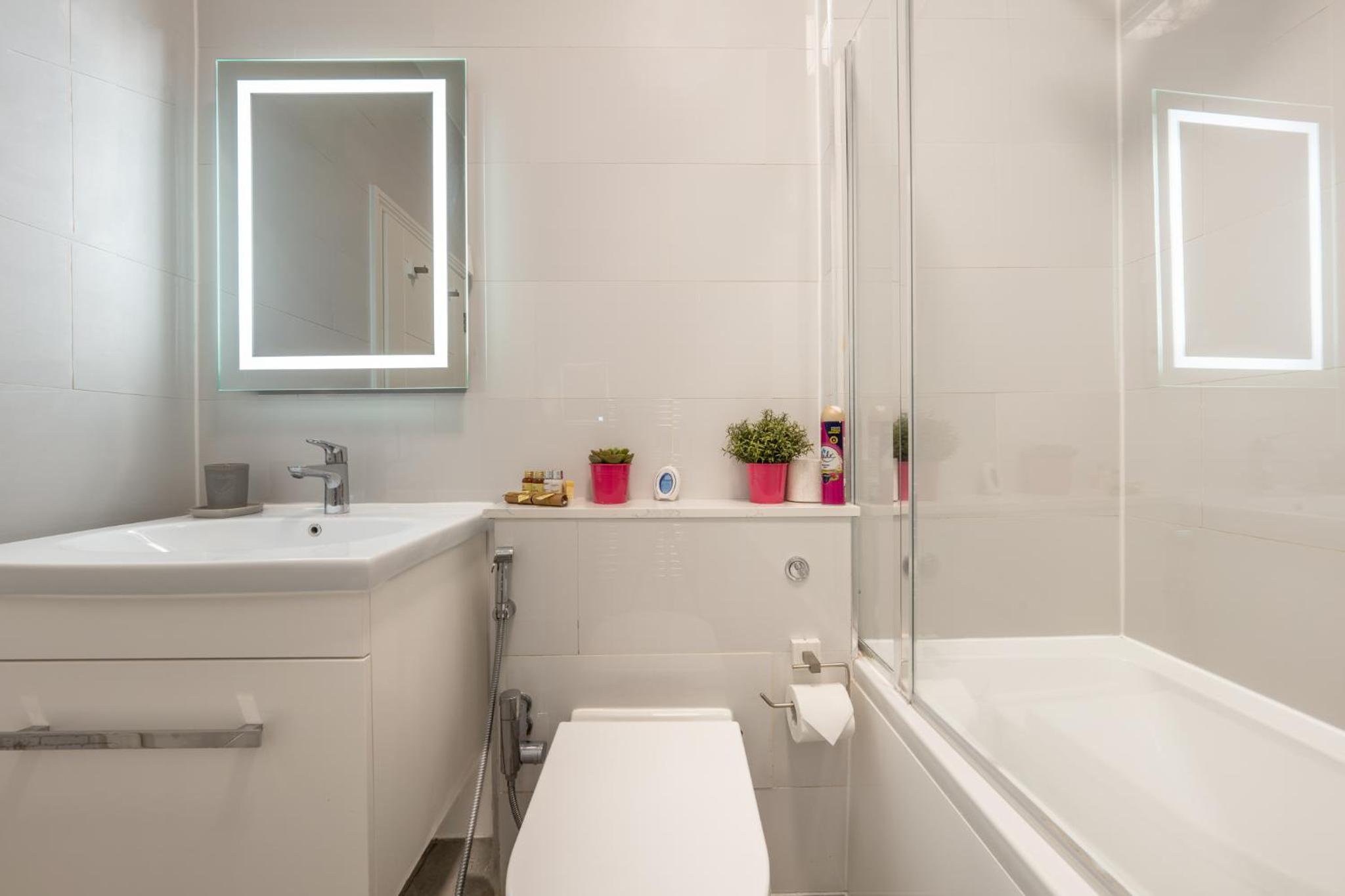 Modern 3 and 2 bedroom flat in central london with installed AC