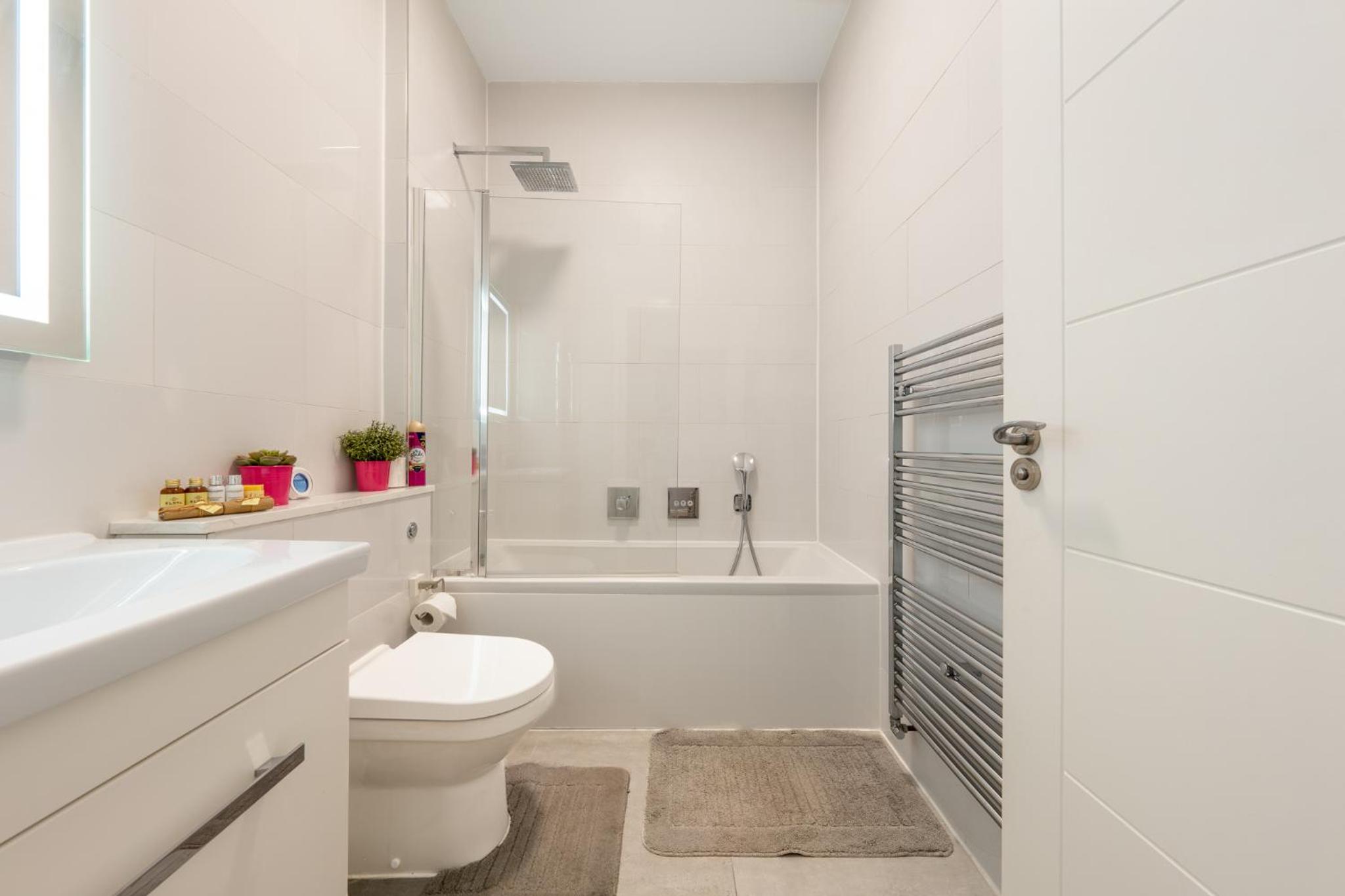 Modern 3 and 2 bedroom flat in central london with installed AC