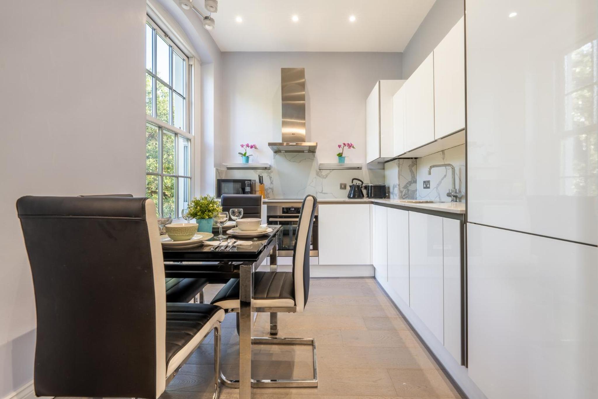 Modern 3 and 2 bedroom flat in central london with installed AC