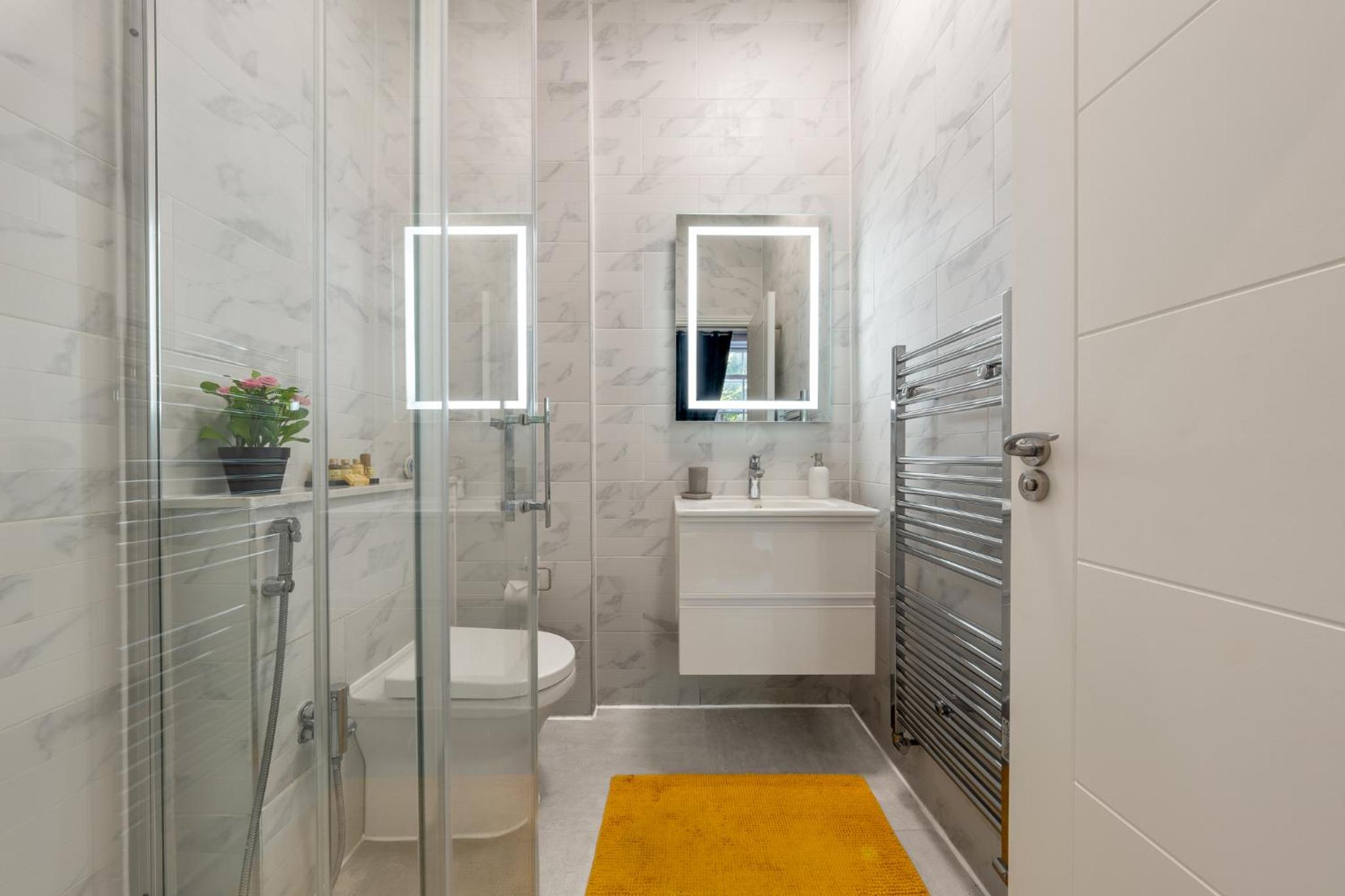 Modern 3 and 2 bedroom flat in central london with installed AC