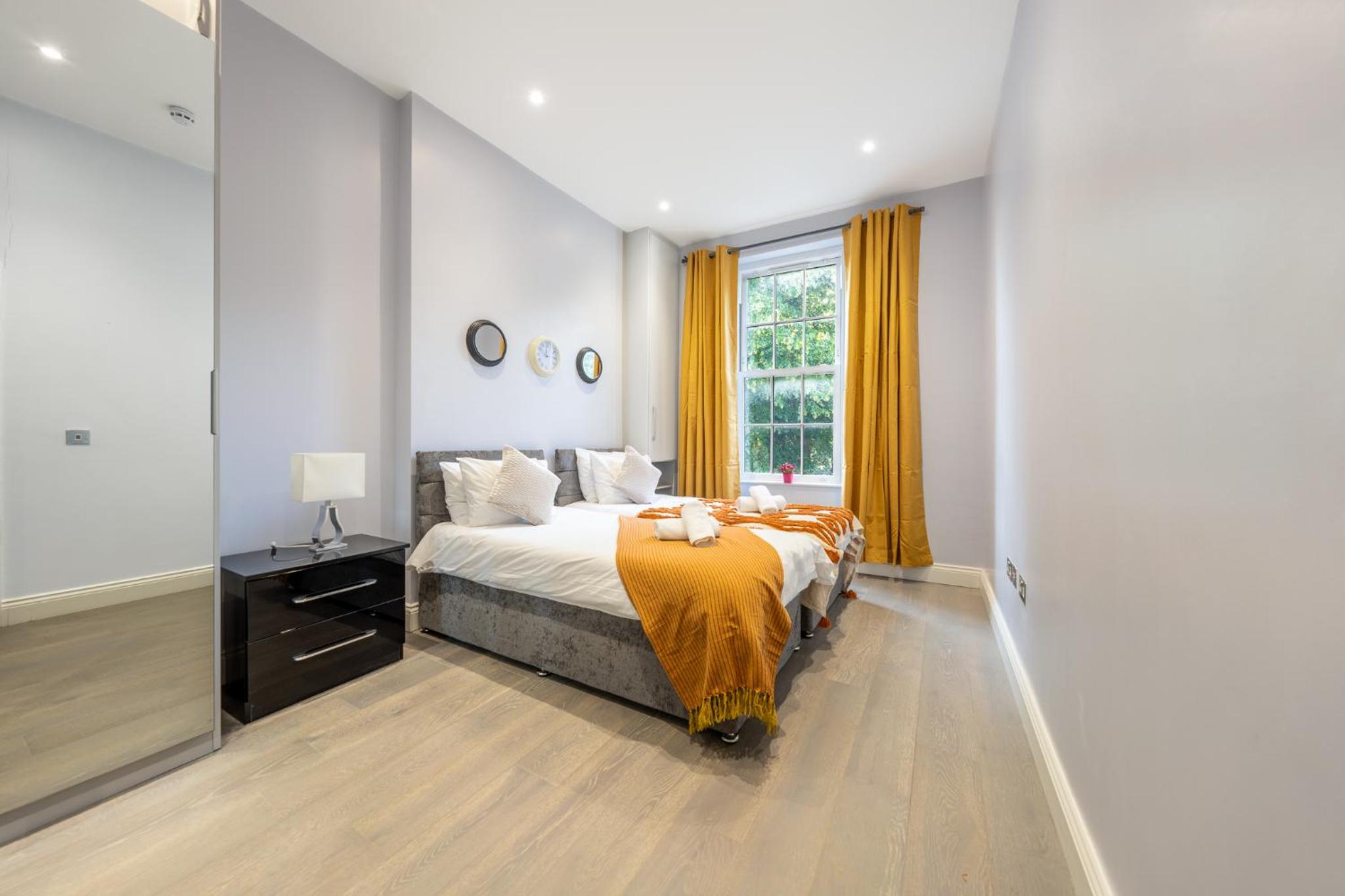 Modern 3 and 2 bedroom flat in central london with installed AC