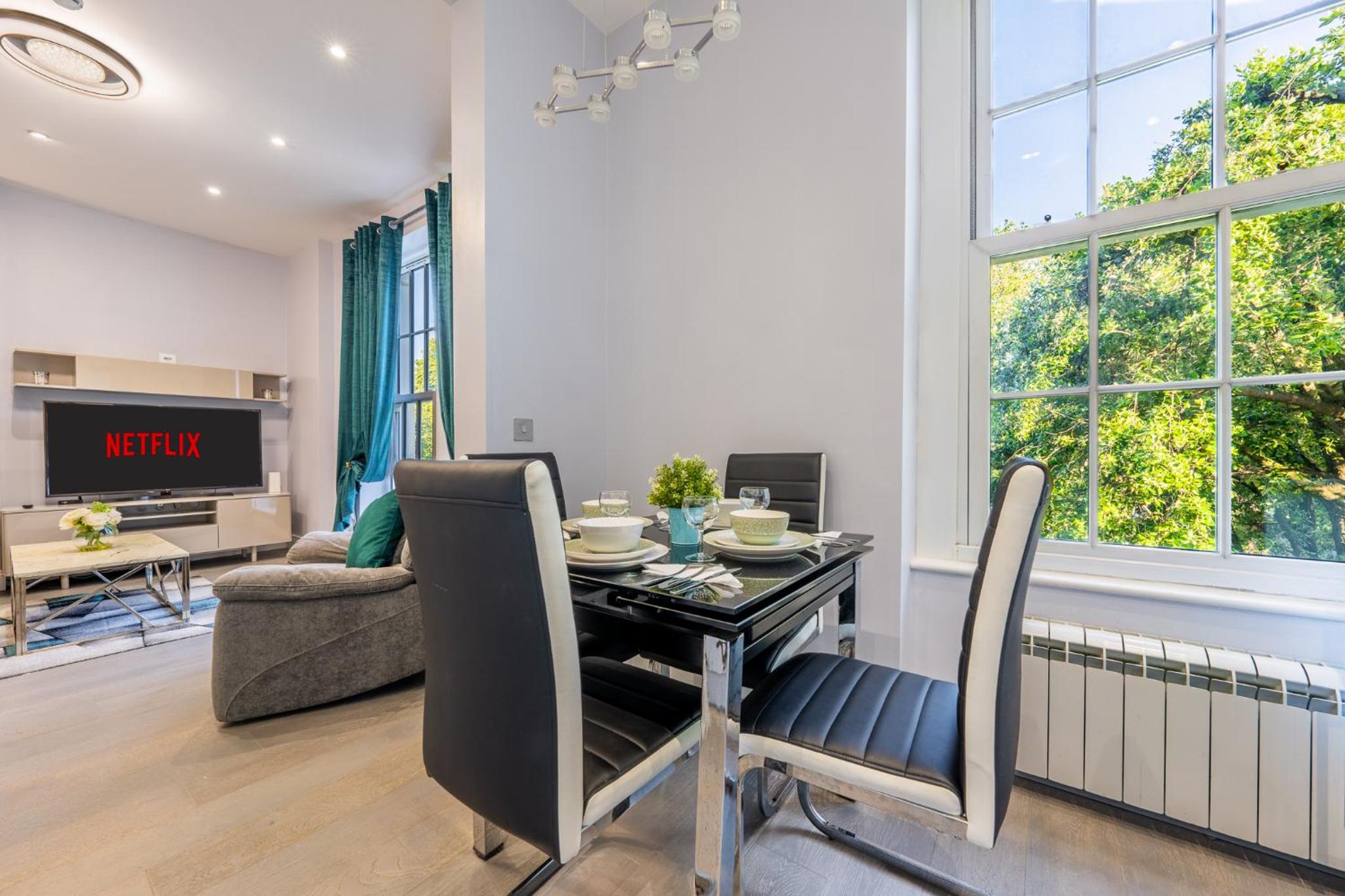 Modern 3 and 2 bedroom flat in central london with installed AC