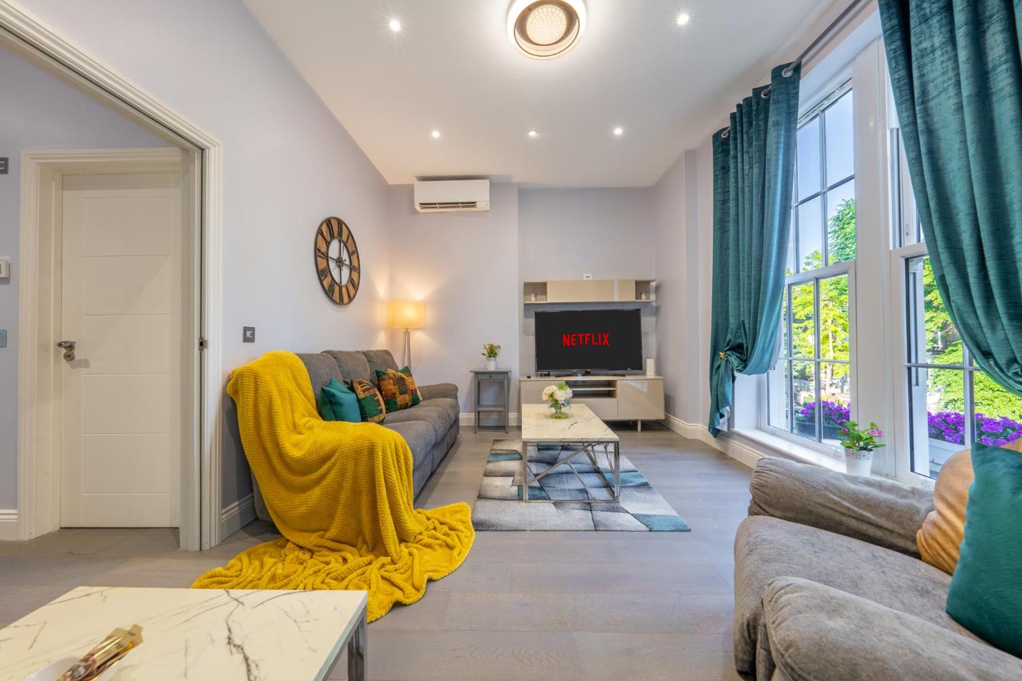 Modern 3 and 2 bedroom flat in central london with installed AC