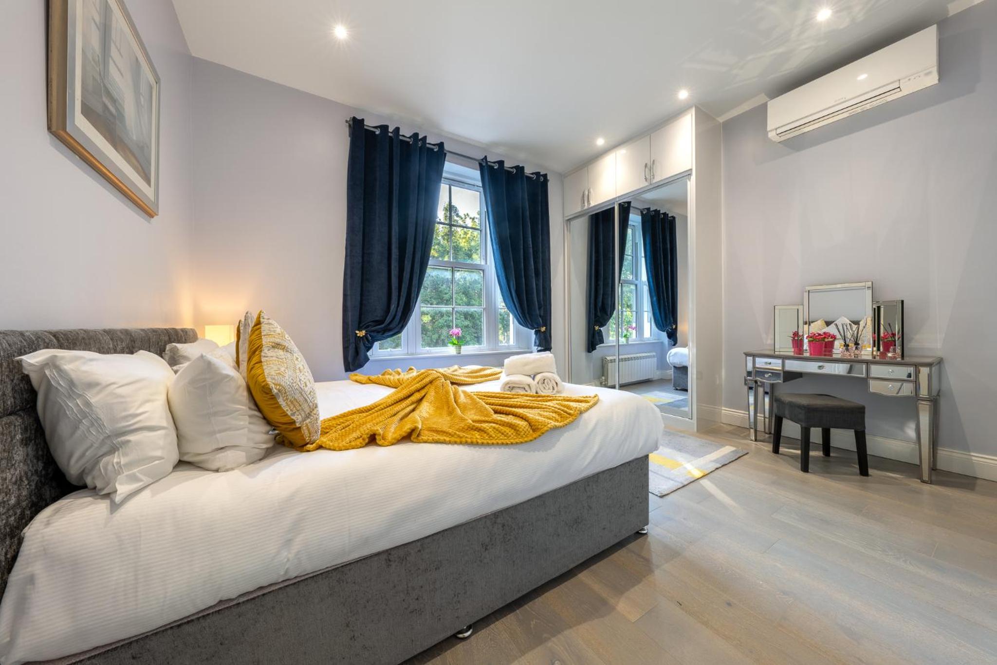 Modern 3 and 2 bedroom flat in central london with installed AC