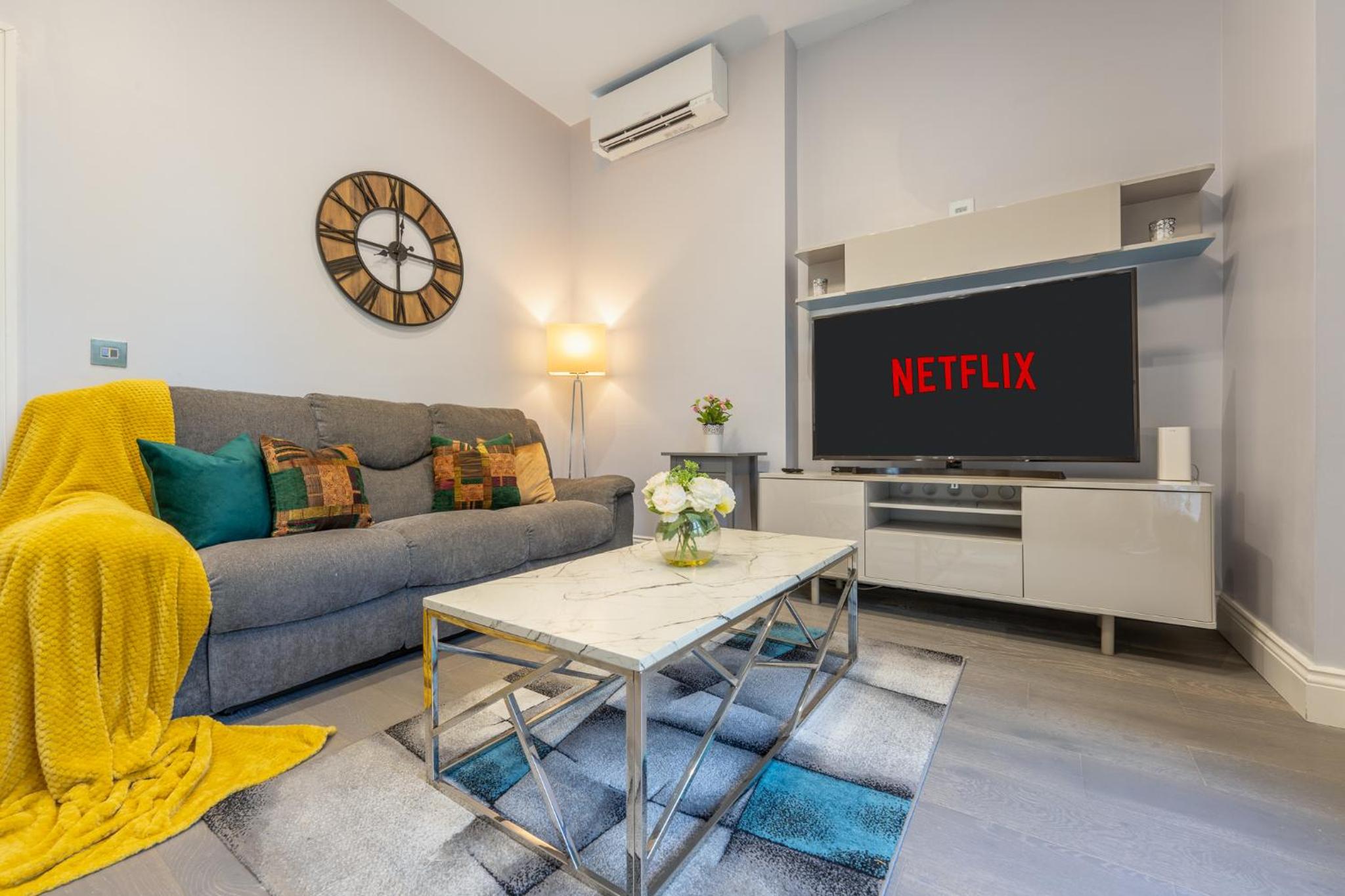 Modern 3 and 2 bedroom flat in central london with installed AC