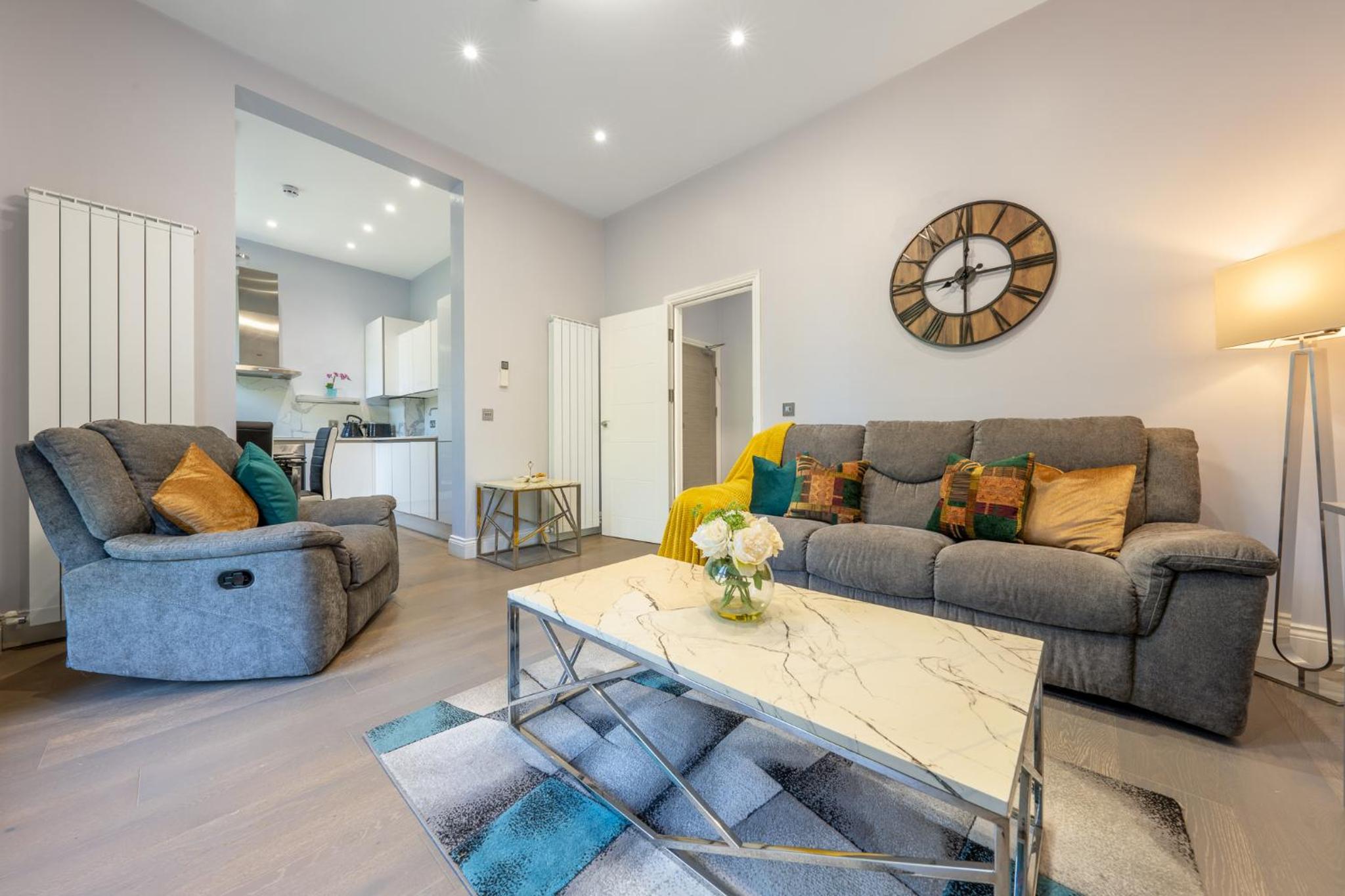 Modern 3 and 2 bedroom flat in central london with installed AC
