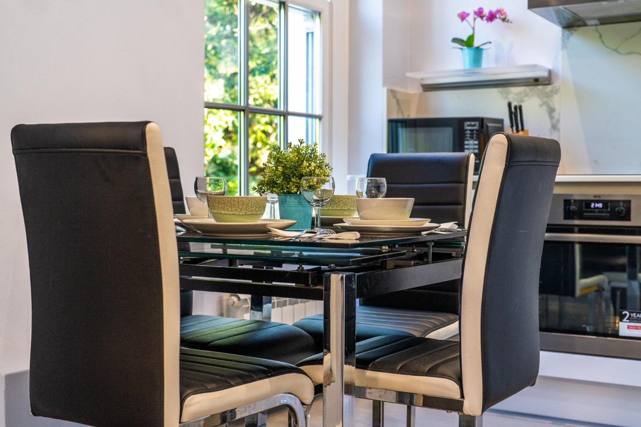 Modern 3 and 2 bedroom flat in central london with installed AC