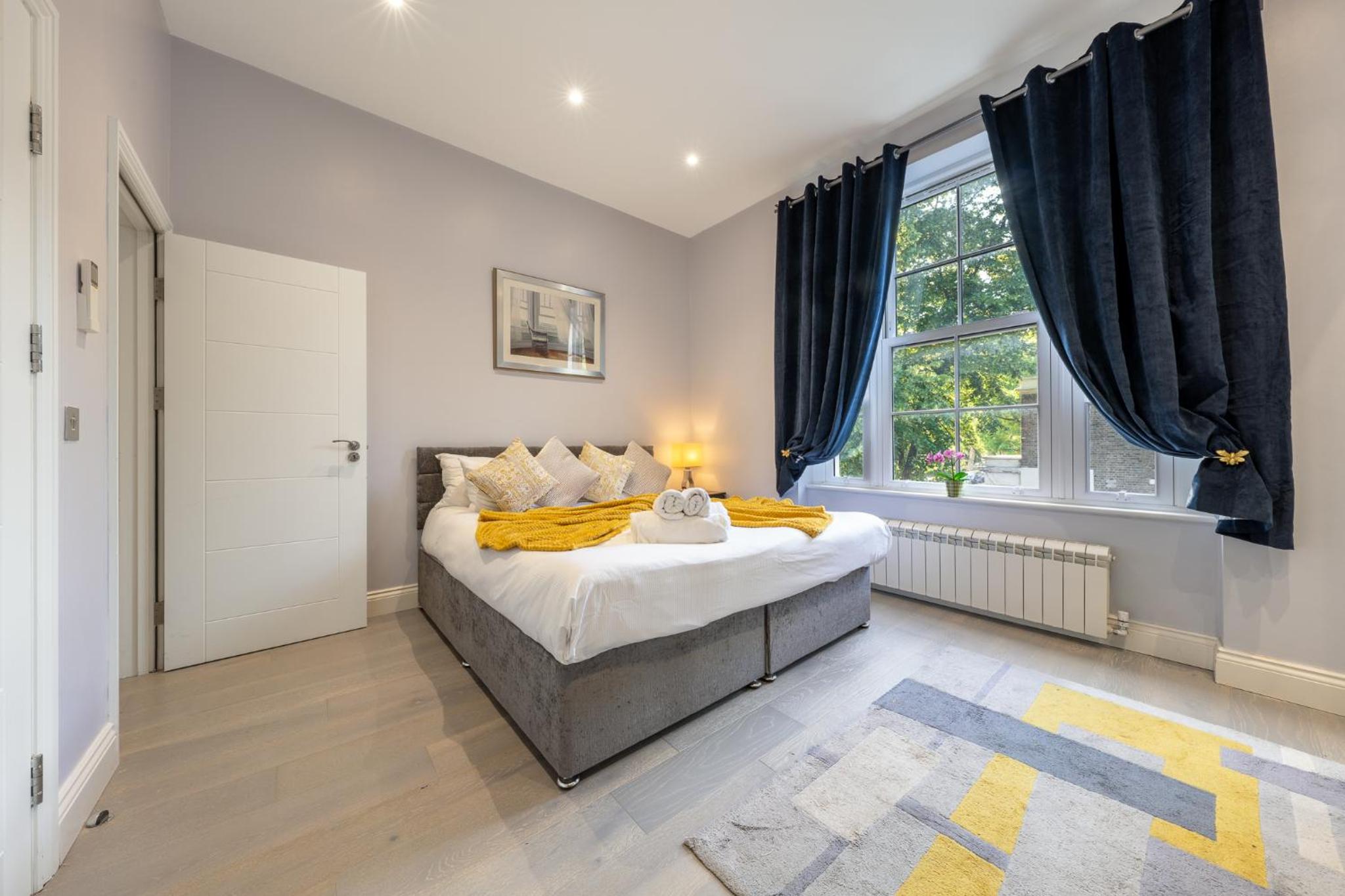 Modern 3 and 2 bedroom flat in central london with installed AC