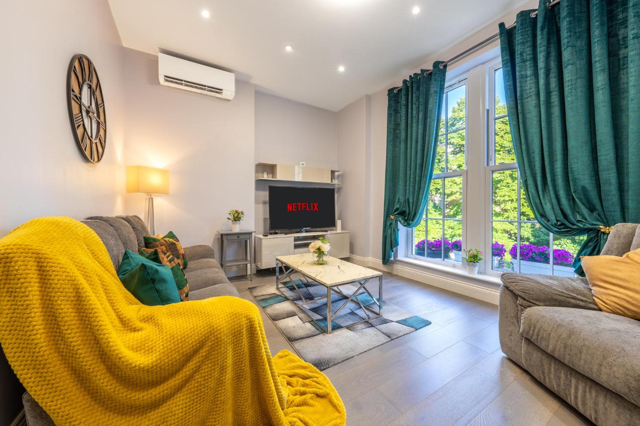 Modern 3 and 2 bedroom flat in central london with installed AC
