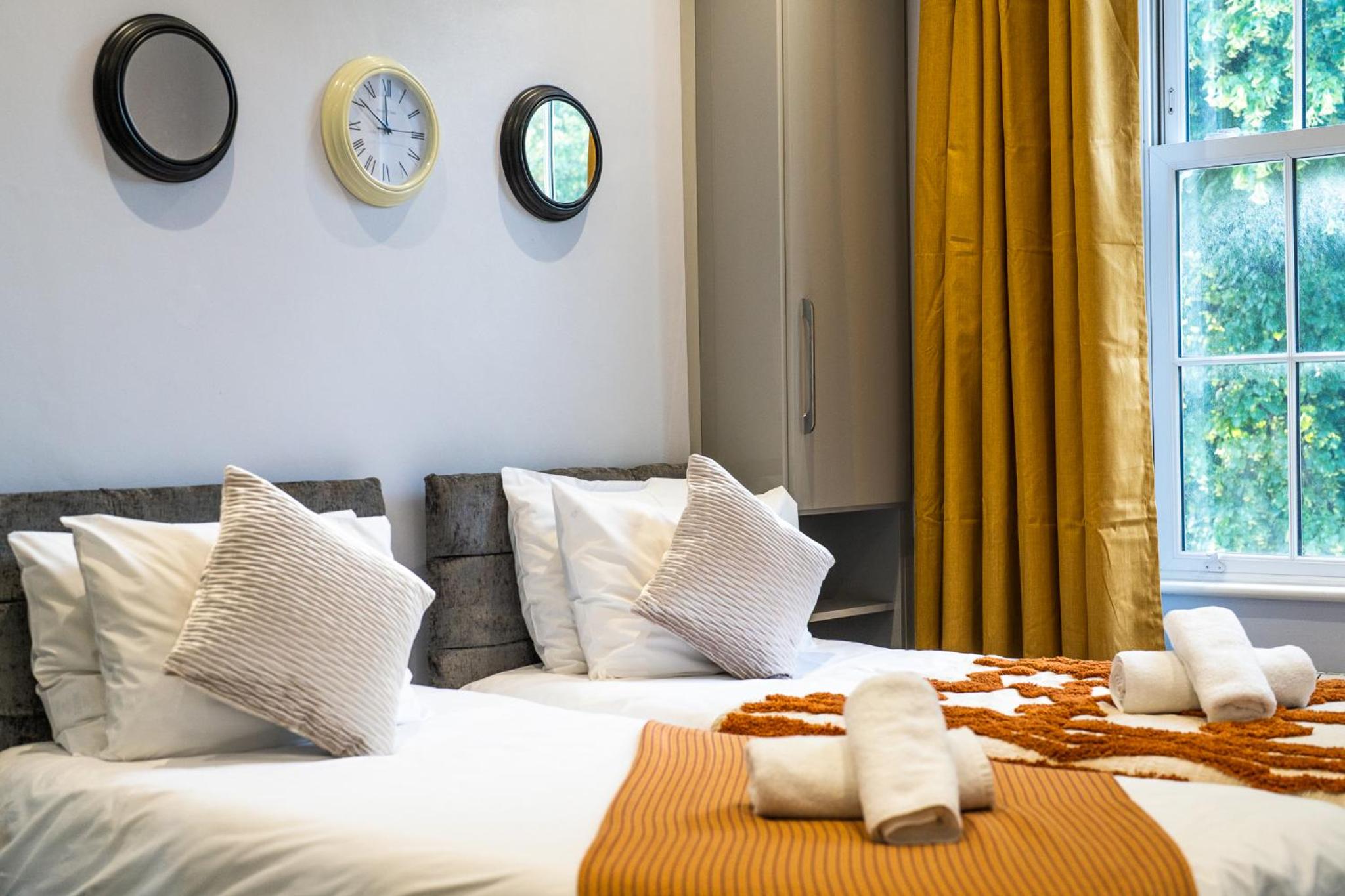 Modern 3 and 2 bedroom flat in central london with installed AC