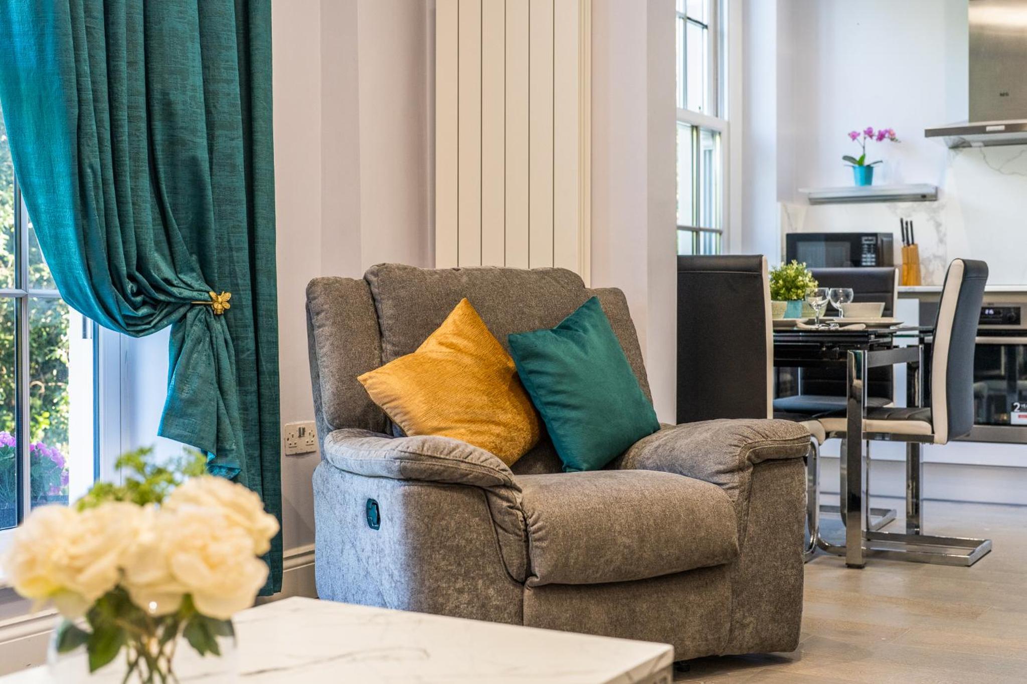 Modern 3 and 2 bedroom flat in central london with installed AC