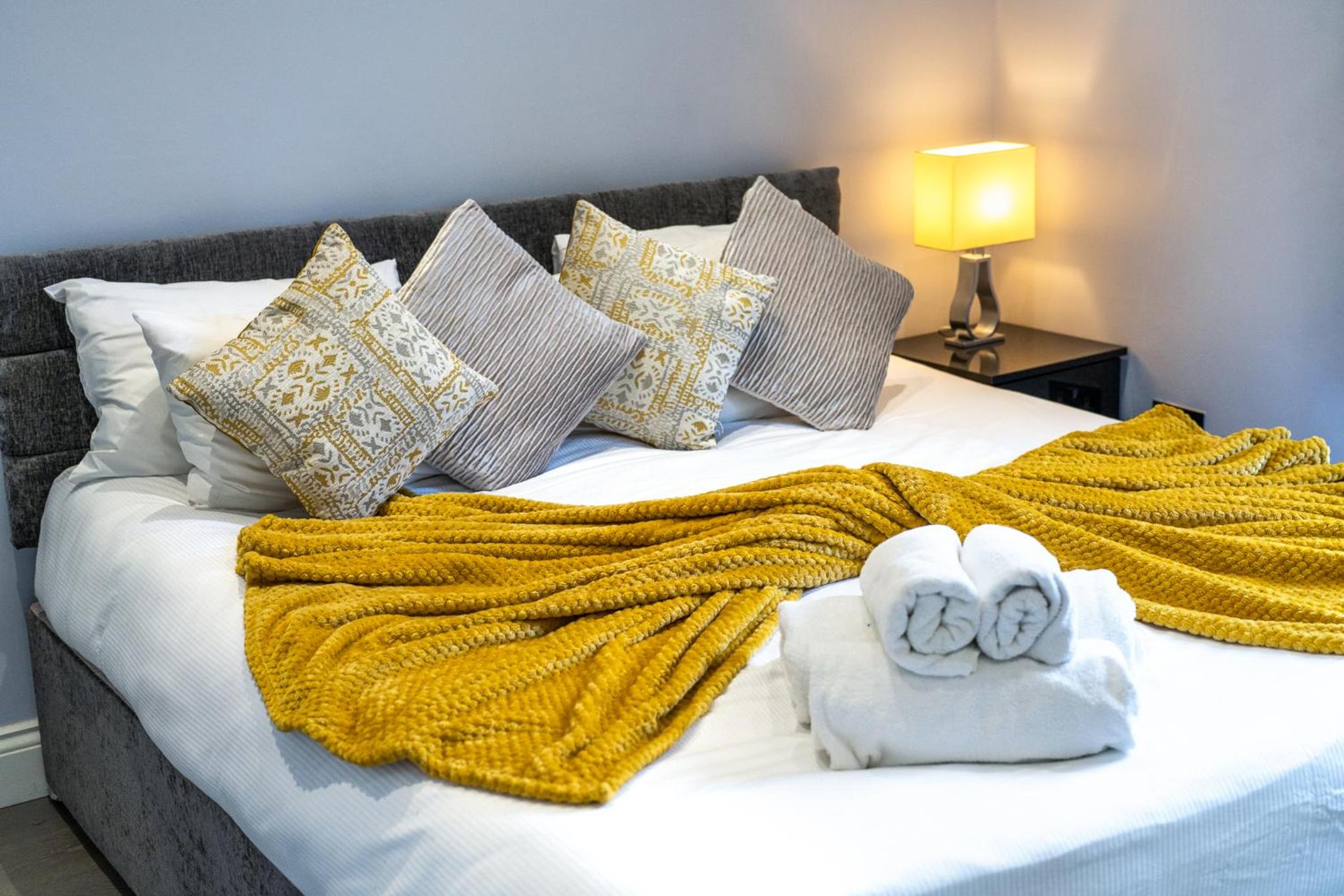Modern 3 and 2 bedroom flat in central london with installed AC