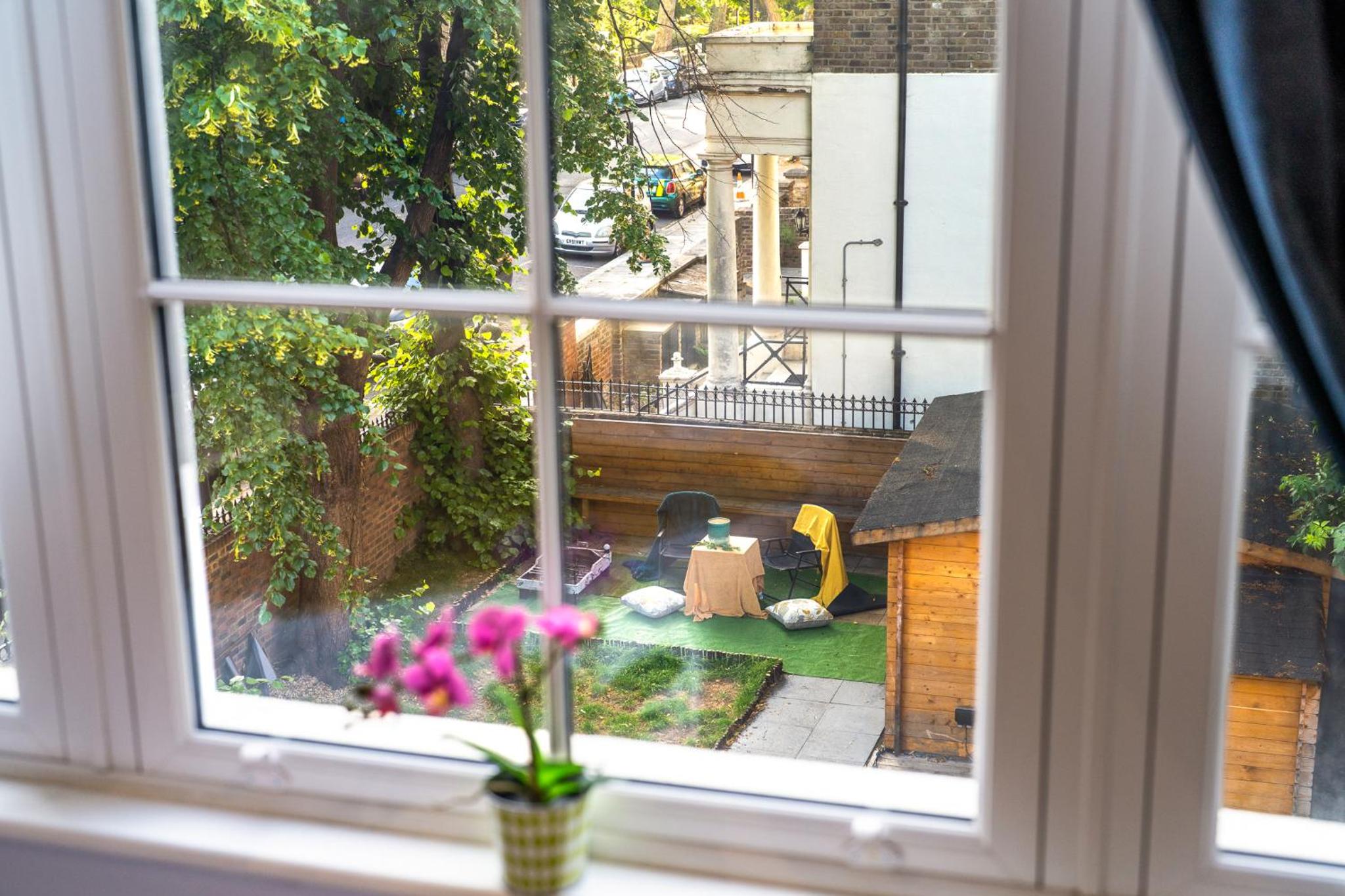 Modern 3 and 2 bedroom flat in central london with installed AC