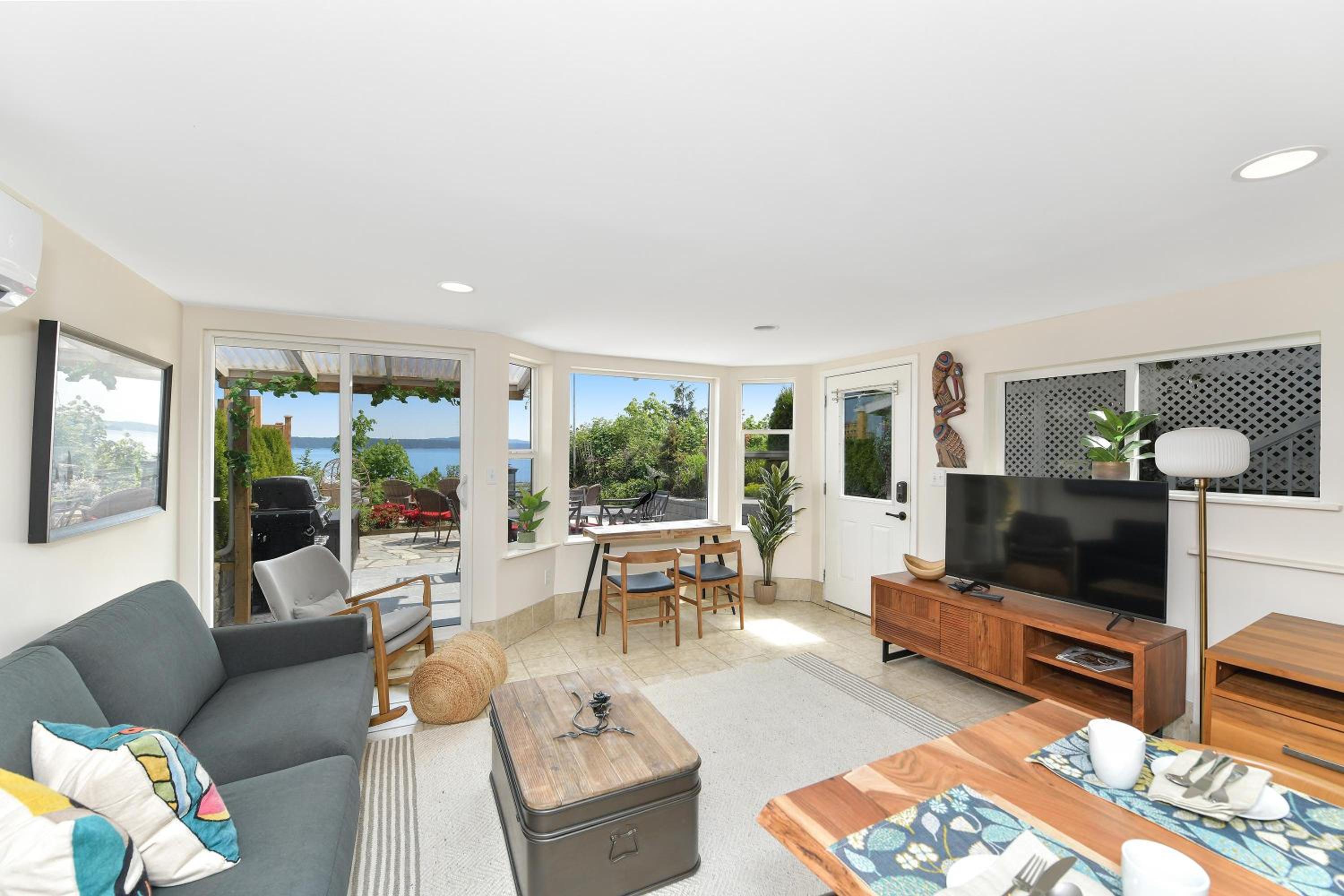 Gulf Island View Suite by EMR Vacation Rentals