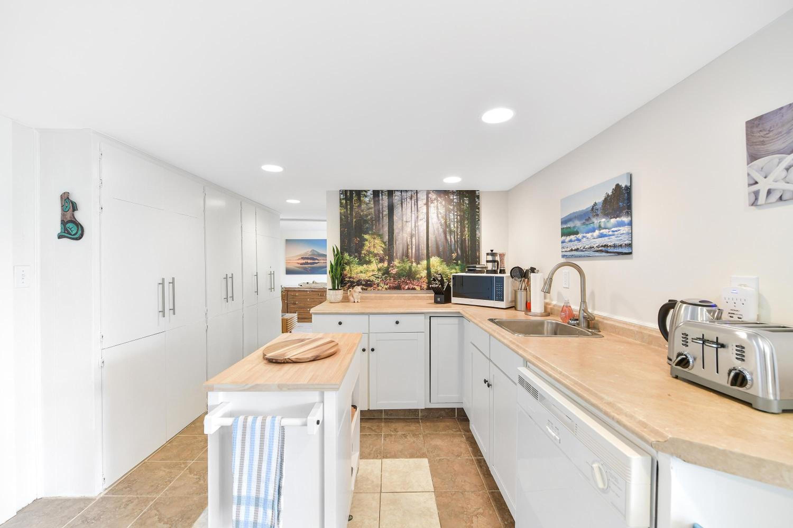 Gulf Island View Suite by EMR Vacation Rentals