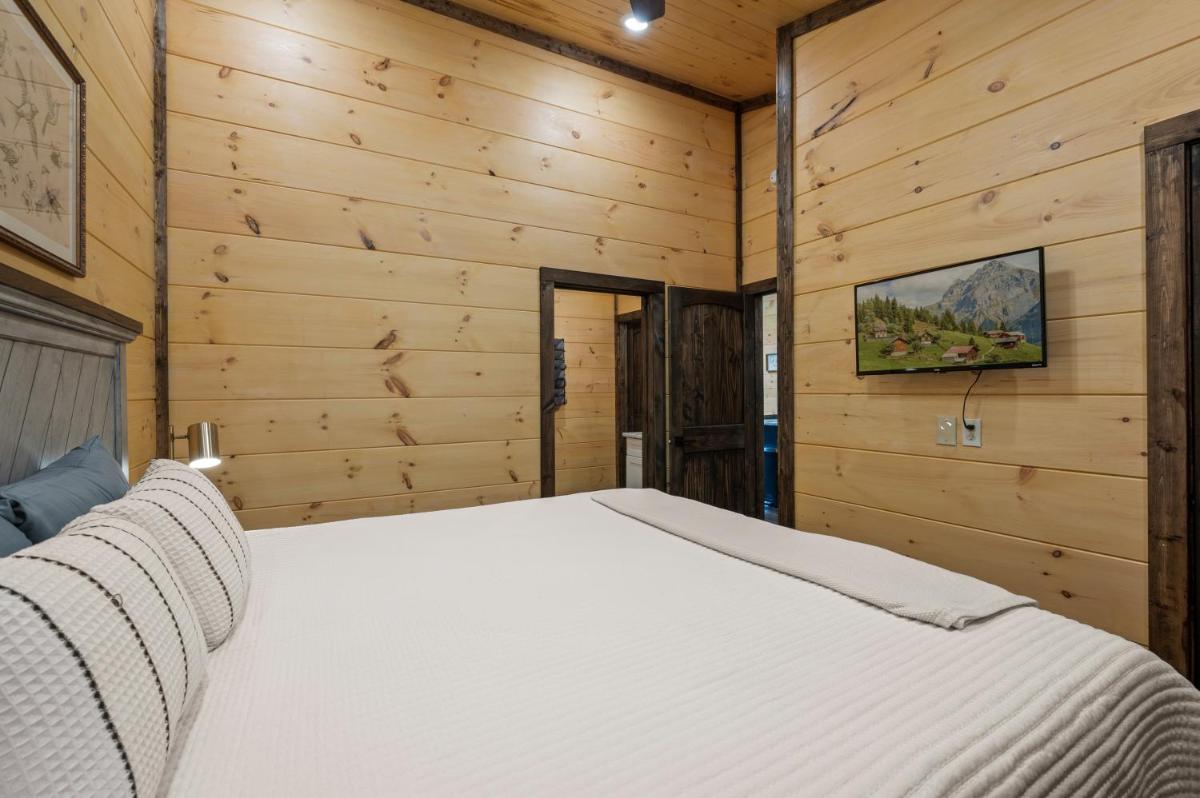 New Cozy Mountain Chalet Hot Tub Near Downtown