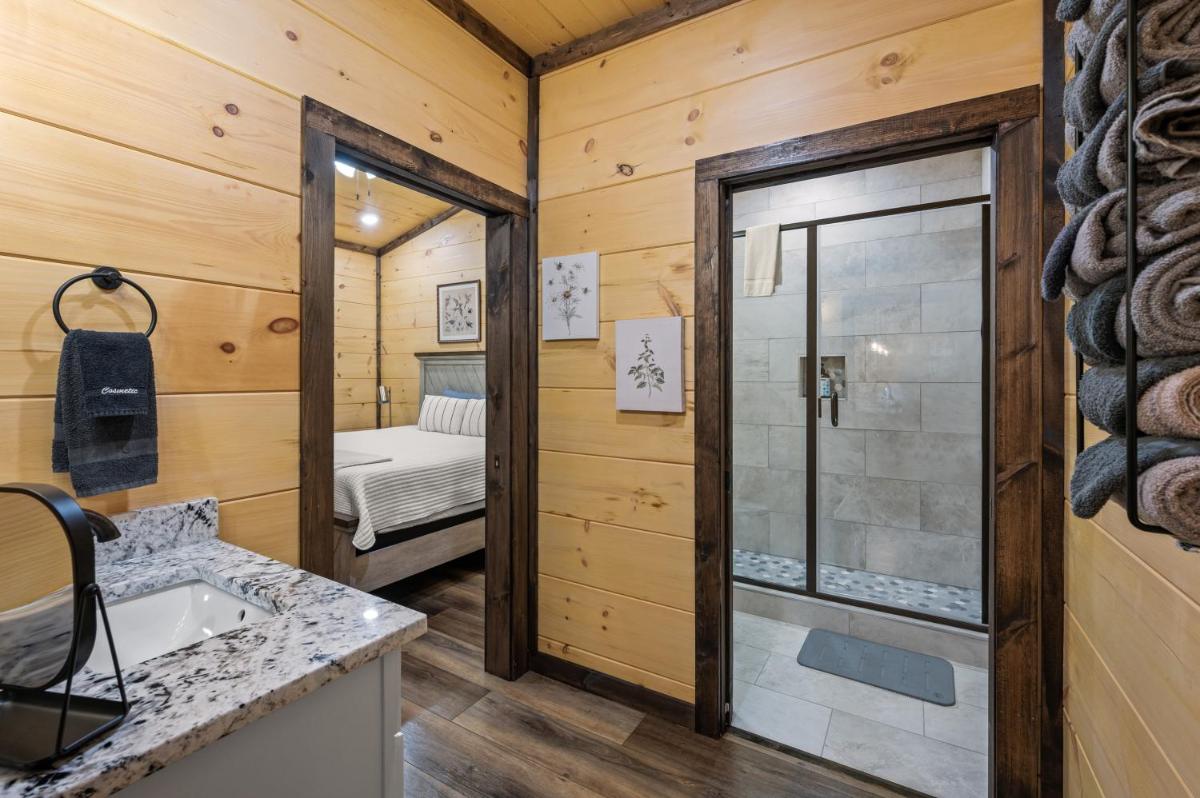 New Cozy Mountain Chalet Hot Tub Near Downtown