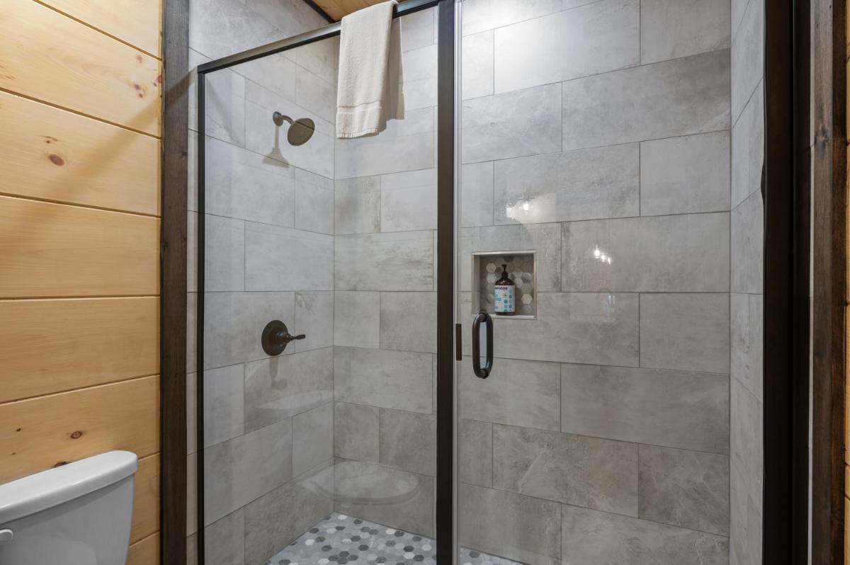 New Cozy Mountain Chalet Hot Tub Near Downtown