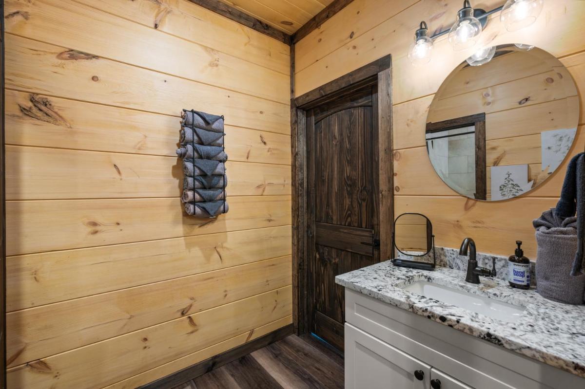 New Cozy Mountain Chalet Hot Tub Near Downtown