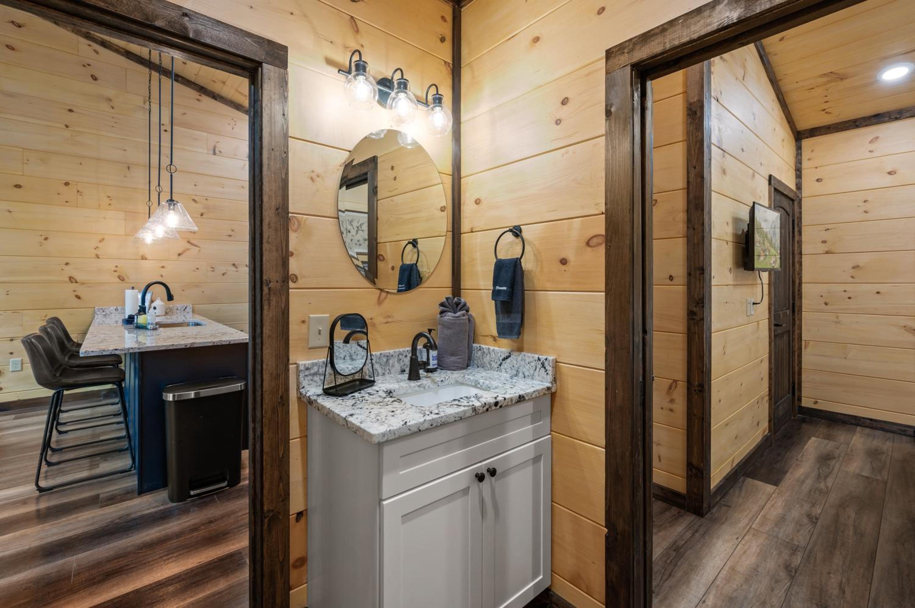 New Cozy Mountain Chalet Hot Tub Near Downtown