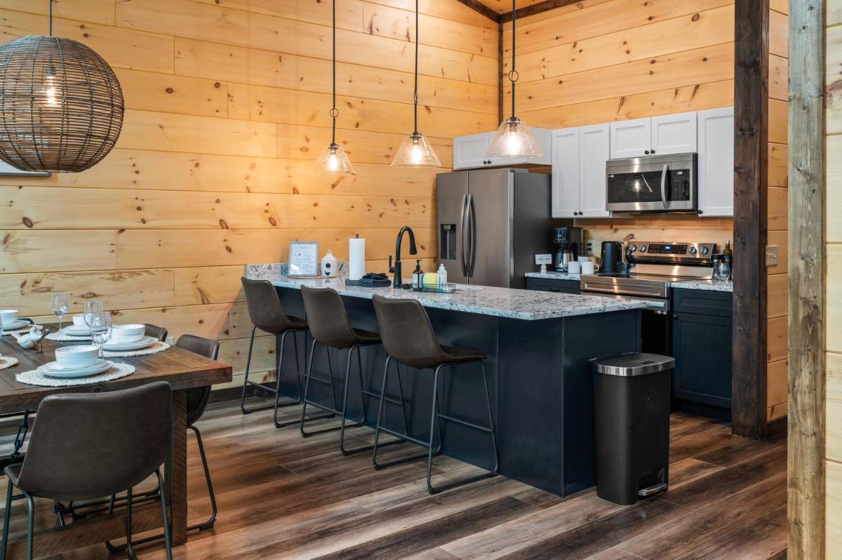 New Cozy Mountain Chalet Hot Tub Near Downtown