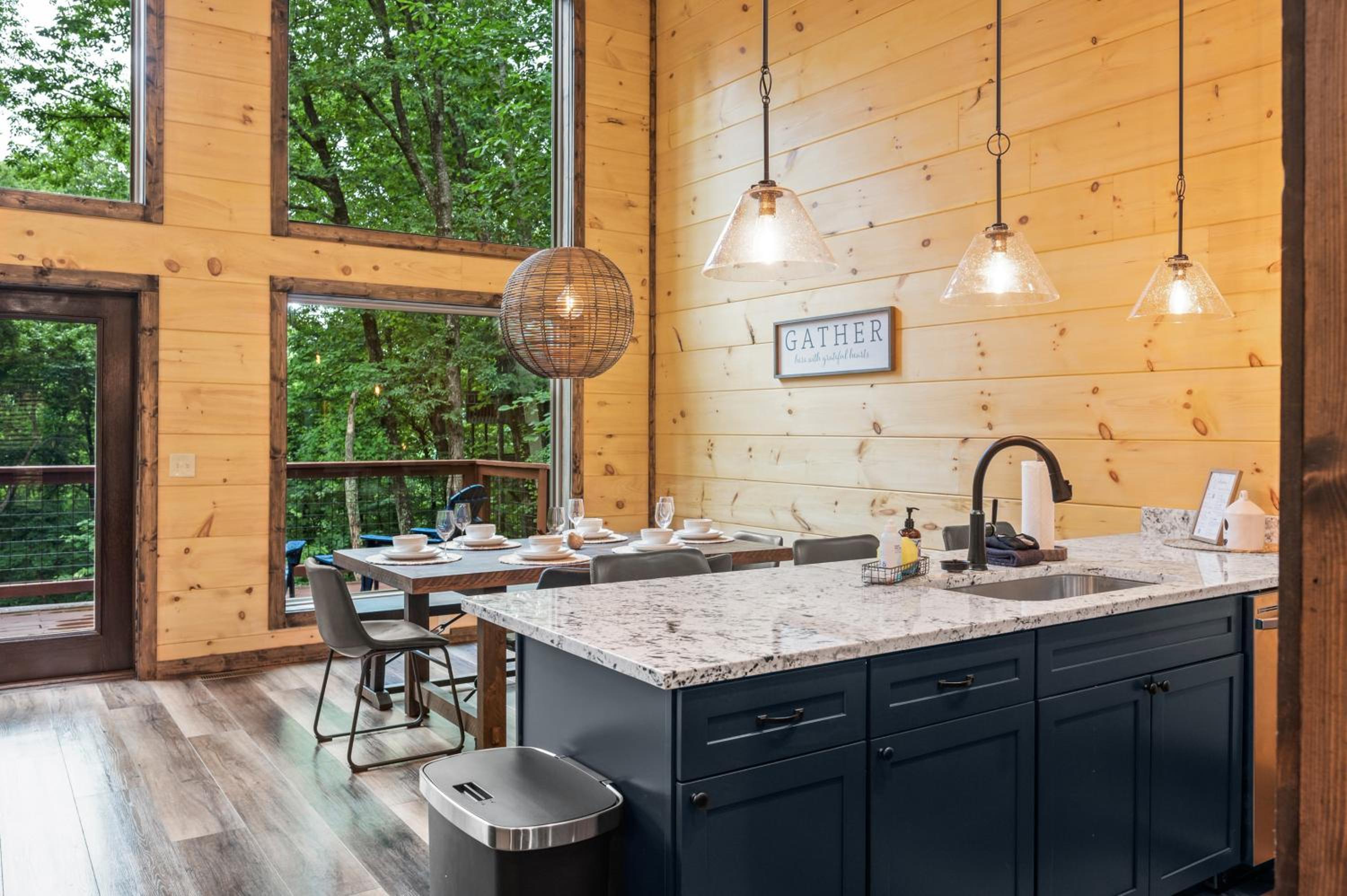 New Cozy Mountain Chalet Hot Tub Near Downtown