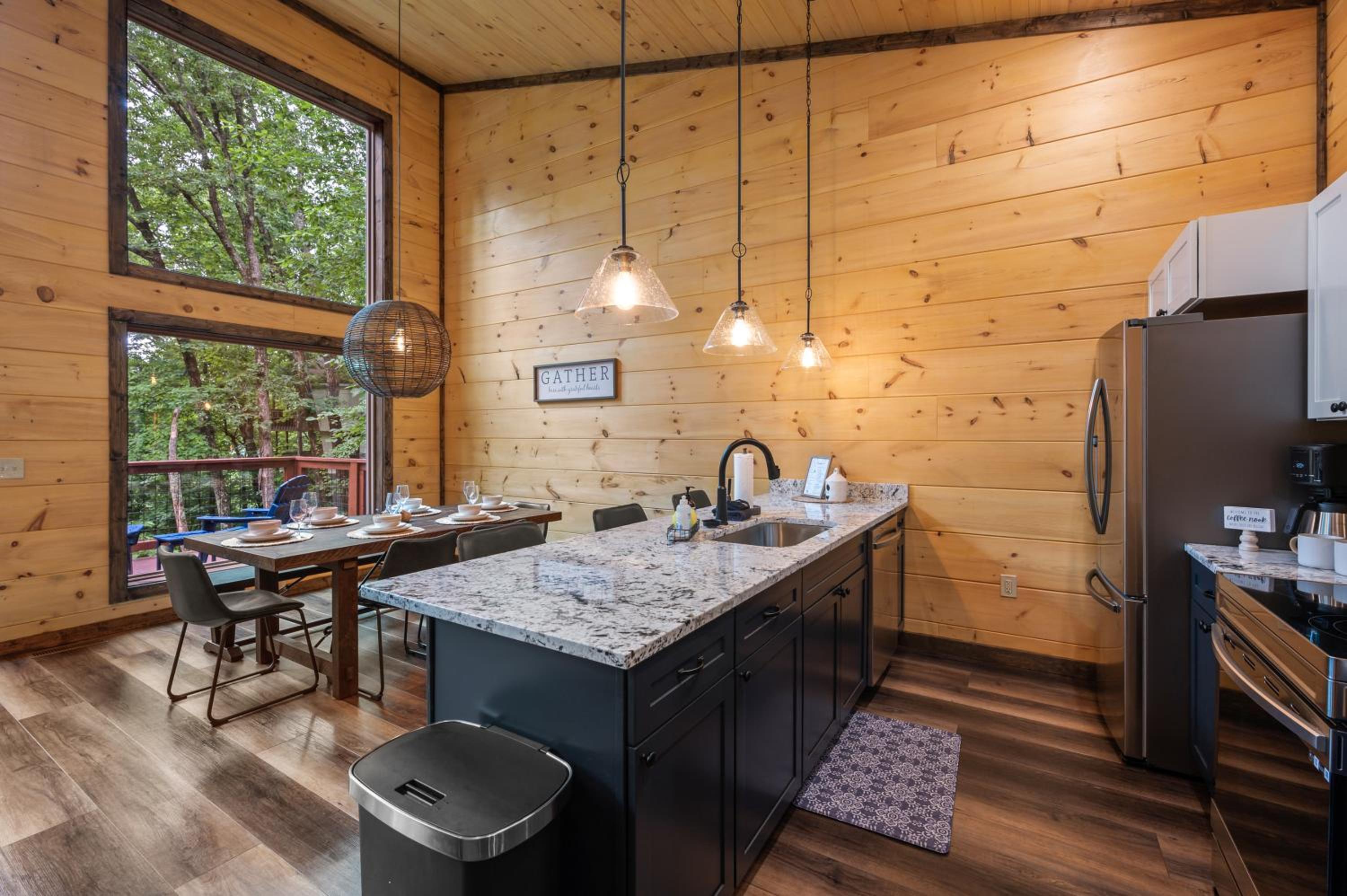 New Cozy Mountain Chalet Hot Tub Near Downtown